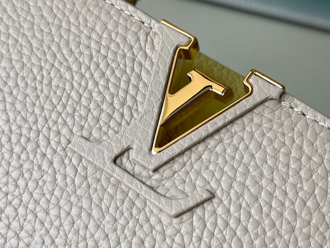 💰2000 (special grade original leather) M20845 yellow color-blocked enamel flower chain. This Capucines handbag is made of Taurillon leather. It vaguely reflects the changes in shades of the same color, making the classic configuration more eye-catching. It is paired with an enamel Monogram flower chain. It can be carried by hand, on the elbow or with a shoulder strap. It can be worn on the shoulder or crossbody. Size: 21*14*8cm