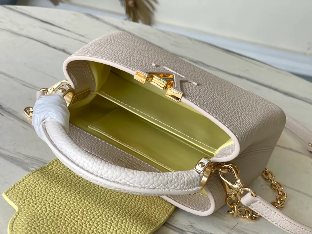 💰2000 (special grade original leather) M20845 yellow color-blocked enamel flower chain. This Capucines handbag is made of Taurillon leather. It vaguely reflects the changes in shades of the same color, making the classic configuration more eye-catching. It is paired with an enamel Monogram flower chain. It can be carried by hand, on the elbow or with a shoulder strap. It can be worn on the shoulder or crossbody. Size: 21*14*8cm