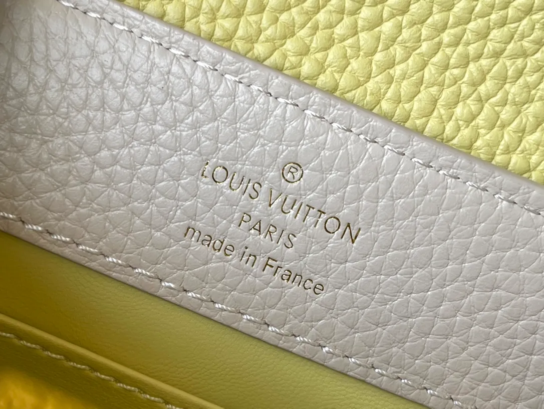 💰2000 (special grade original leather) M20845 yellow color-blocked enamel flower chain. This Capucines handbag is made of Taurillon leather. It vaguely reflects the changes in shades of the same color, making the classic configuration more eye-catching. It is paired with an enamel Monogram flower chain. It can be carried by hand, on the elbow or with a shoulder strap. It can be worn on the shoulder or crossbody. Size: 21*14*8cm