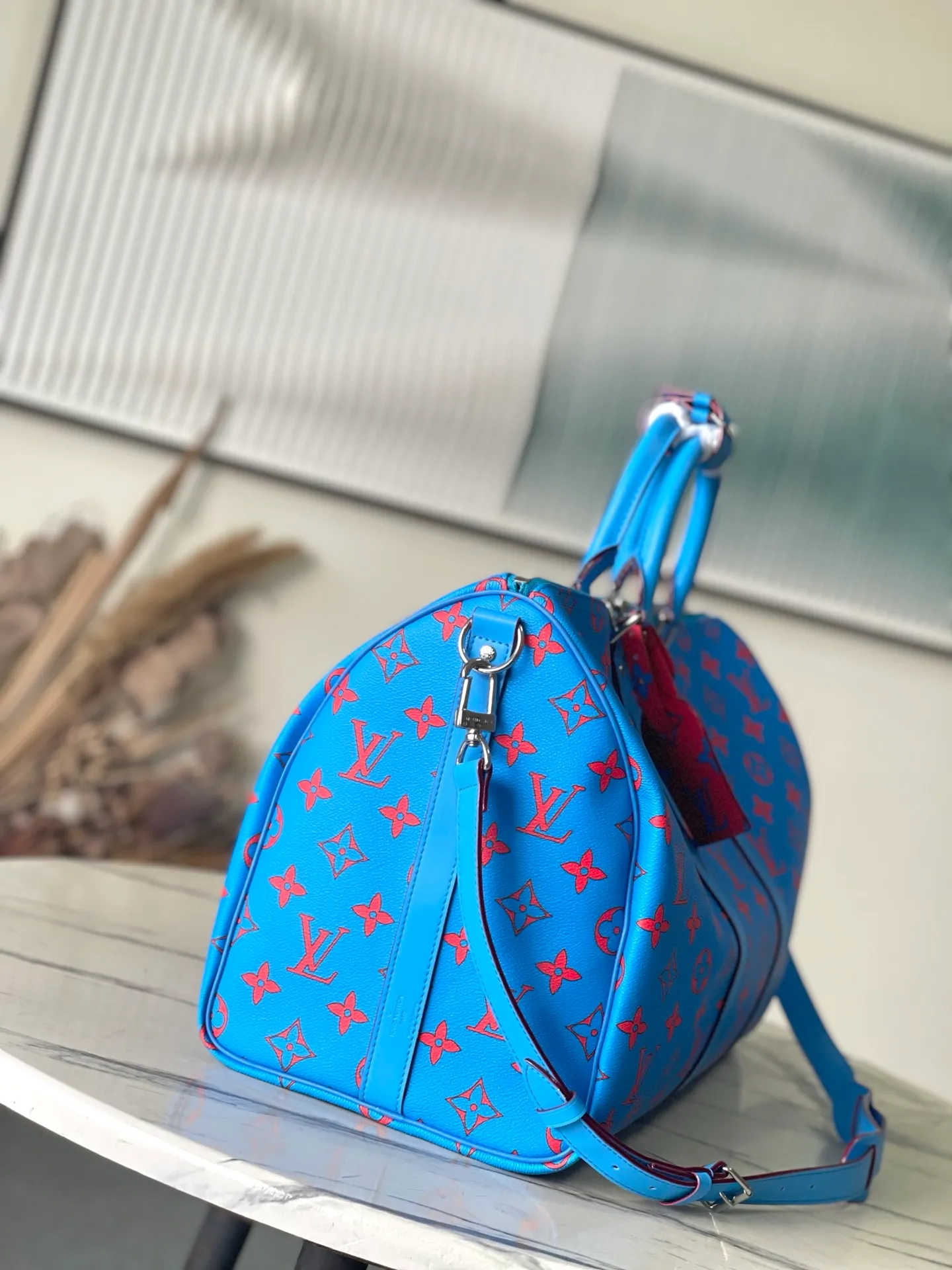💰1300 (top layer leather) top original order M14834 KEEPALL BANDOULIÈRE 50 The blue Monogram Bandana pattern is presented with a unique bleaching and dyeing effect, bringing an elegant and casual atmosphere to this Keepall Bandoulière 50 soft travel bag made of soft leather and classic lines. This cabin-sized travel bag has a roomy interior for packing your weekend essentials. The travel bag features leather top handles and a detachable shoulder strap, allowing it to be carried in a variety of ways. size：50*29*23