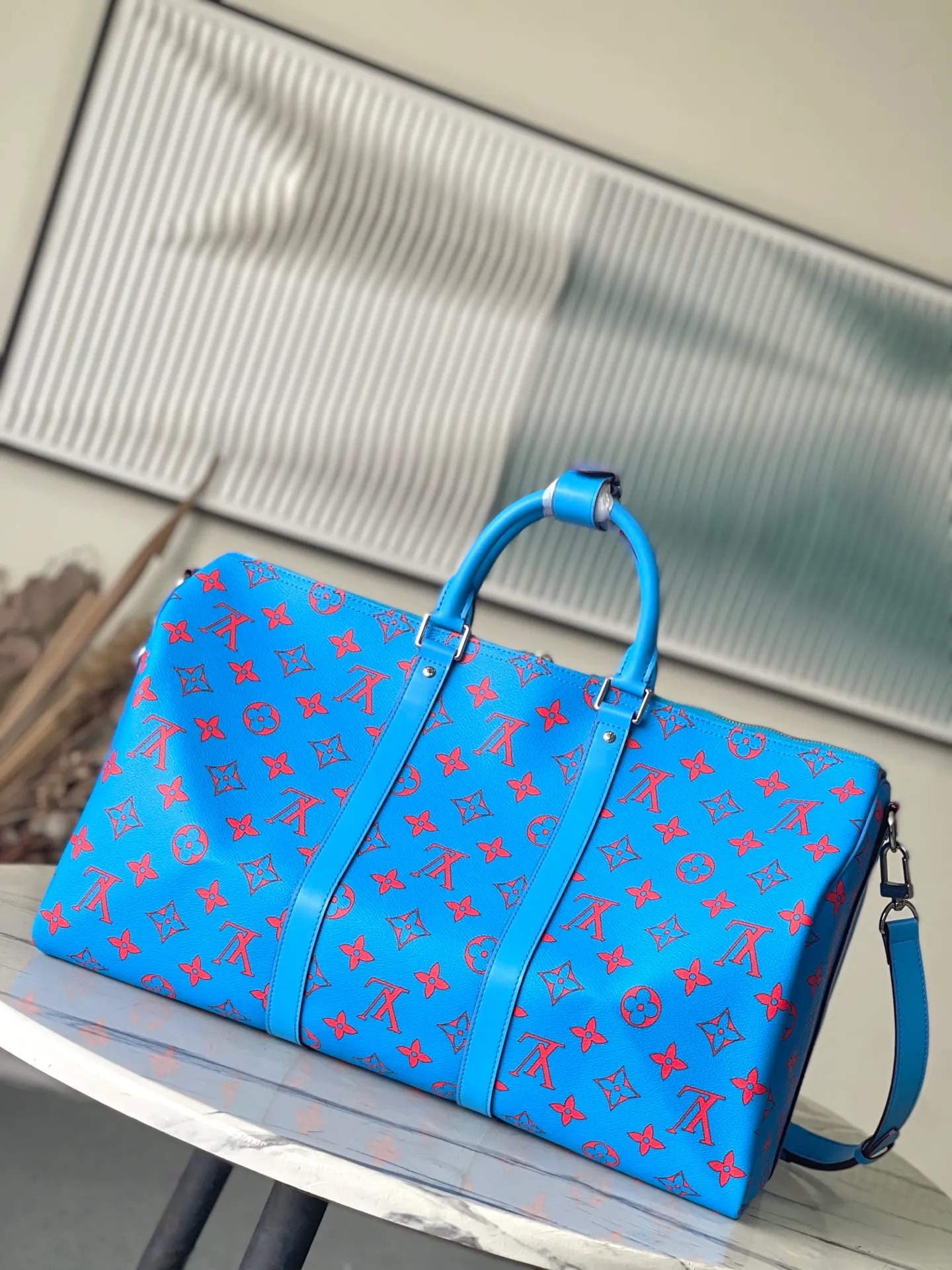 💰1300 (top layer leather) top original order M14834 KEEPALL BANDOULIÈRE 50 The blue Monogram Bandana pattern is presented with a unique bleaching and dyeing effect, bringing an elegant and casual atmosphere to this Keepall Bandoulière 50 soft travel bag made of soft leather and classic lines. This cabin-sized travel bag has a roomy interior for packing your weekend essentials. The travel bag features leather top handles and a detachable shoulder strap, allowing it to be carried in a variety of ways. size：50*29*23