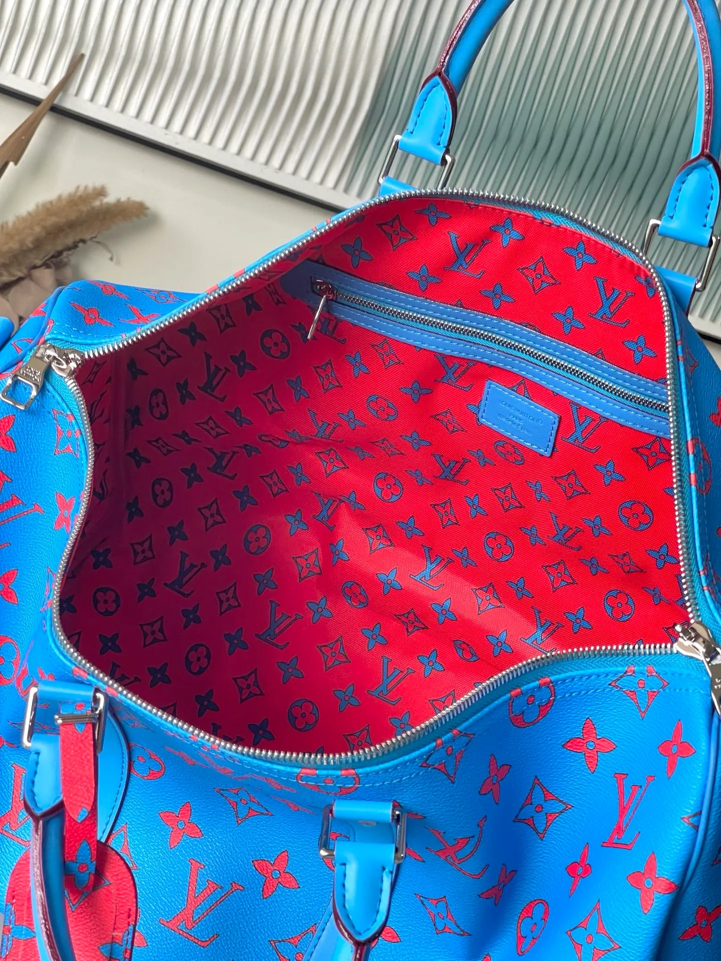 💰1300 (top layer leather) top original order M14834 KEEPALL BANDOULIÈRE 50 The blue Monogram Bandana pattern is presented with a unique bleaching and dyeing effect, bringing an elegant and casual atmosphere to this Keepall Bandoulière 50 soft travel bag made of soft leather and classic lines. This cabin-sized travel bag has a roomy interior for packing your weekend essentials. The travel bag features leather top handles and a detachable shoulder strap, allowing it to be carried in a variety of ways. size：50*29*23