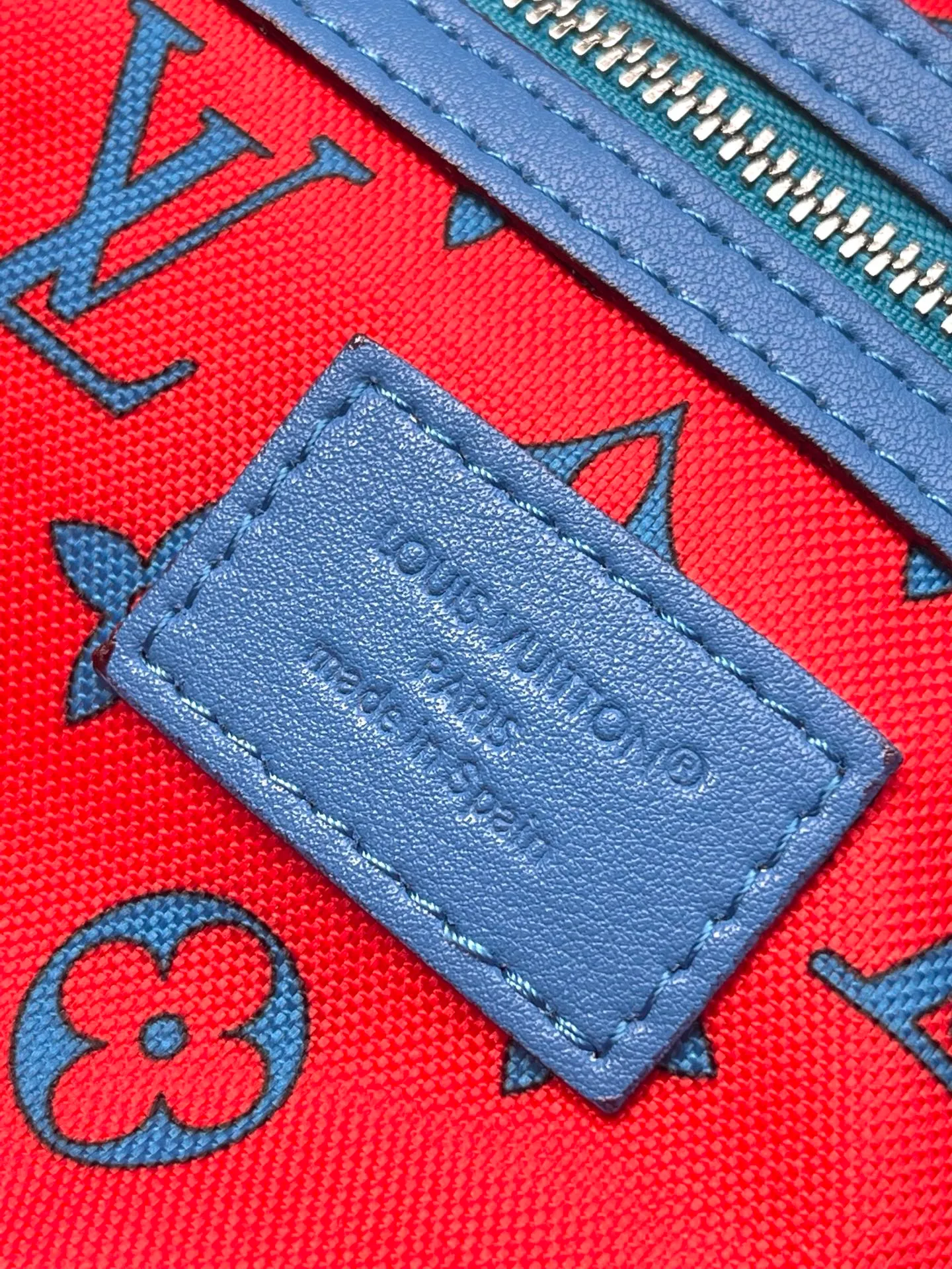 💰1300 (top layer leather) top original order M14834 KEEPALL BANDOULIÈRE 50 The blue Monogram Bandana pattern is presented with a unique bleaching and dyeing effect, bringing an elegant and casual atmosphere to this Keepall Bandoulière 50 soft travel bag made of soft leather and classic lines. This cabin-sized travel bag has a roomy interior for packing your weekend essentials. The travel bag features leather top handles and a detachable shoulder strap, allowing it to be carried in a variety of ways. size：50*29*23