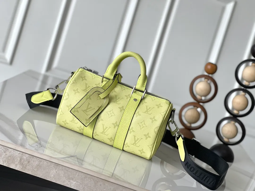 💰960 Top Original Order [KEEPALL BANDOULIère 25 Handbag] m14078 Light Yellow This Keepall Bandoulière 25 handbag is exquisitely constructed with Monogram coated canvas and Taïga cow leather, and together with the detachable leather nameplate, it shows the fresh style of the Taïgarama series. Removable and adjustable logo fabric shoulder strap allows for shoulder or cross-body wear. Dimensions: 15 x 11 x 25 cm