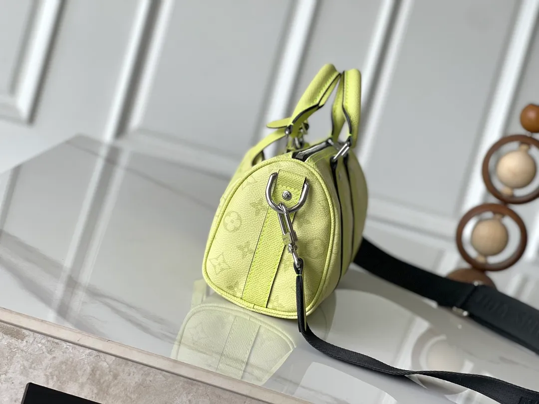 💰960 Top Original Order [KEEPALL BANDOULIère 25 Handbag] m14078 Light Yellow This Keepall Bandoulière 25 handbag is exquisitely constructed with Monogram coated canvas and Taïga cow leather, and together with the detachable leather nameplate, it shows the fresh style of the Taïgarama series. Removable and adjustable logo fabric shoulder strap allows for shoulder or cross-body wear. Dimensions: 15 x 11 x 25 cm