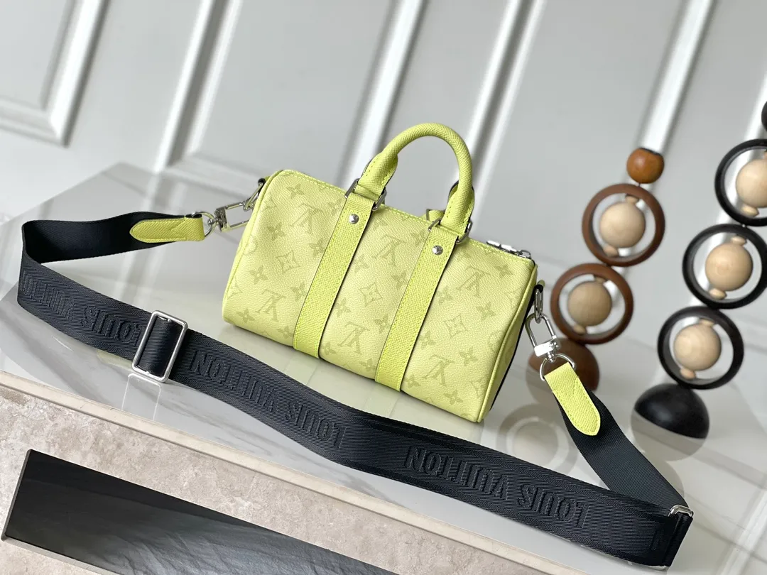 💰960 Top Original Order [KEEPALL BANDOULIère 25 Handbag] m14078 Light Yellow This Keepall Bandoulière 25 handbag is exquisitely constructed with Monogram coated canvas and Taïga cow leather, and together with the detachable leather nameplate, it shows the fresh style of the Taïgarama series. Removable and adjustable logo fabric shoulder strap allows for shoulder or cross-body wear. Dimensions: 15 x 11 x 25 cm