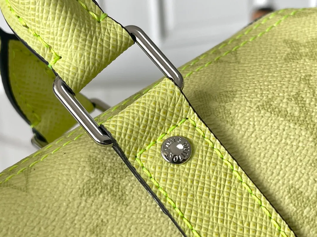 💰960 Top Original Order [KEEPALL BANDOULIère 25 Handbag] m14078 Light Yellow This Keepall Bandoulière 25 handbag is exquisitely constructed with Monogram coated canvas and Taïga cow leather, and together with the detachable leather nameplate, it shows the fresh style of the Taïgarama series. Removable and adjustable logo fabric shoulder strap allows for shoulder or cross-body wear. Dimensions: 15 x 11 x 25 cm