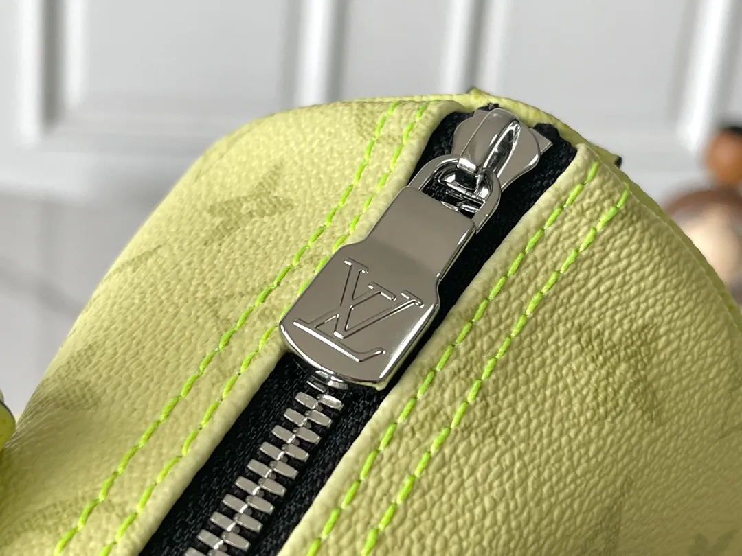 💰960 Top Original Order [KEEPALL BANDOULIère 25 Handbag] m14078 Light Yellow This Keepall Bandoulière 25 handbag is exquisitely constructed with Monogram coated canvas and Taïga cow leather, and together with the detachable leather nameplate, it shows the fresh style of the Taïgarama series. Removable and adjustable logo fabric shoulder strap allows for shoulder or cross-body wear. Dimensions: 15 x 11 x 25 cm