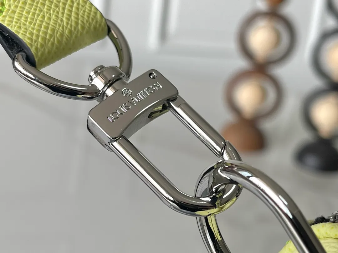 💰960 Top Original Order [KEEPALL BANDOULIère 25 Handbag] m14078 Light Yellow This Keepall Bandoulière 25 handbag is exquisitely constructed with Monogram coated canvas and Taïga cow leather, and together with the detachable leather nameplate, it shows the fresh style of the Taïgarama series. Removable and adjustable logo fabric shoulder strap allows for shoulder or cross-body wear. Dimensions: 15 x 11 x 25 cm