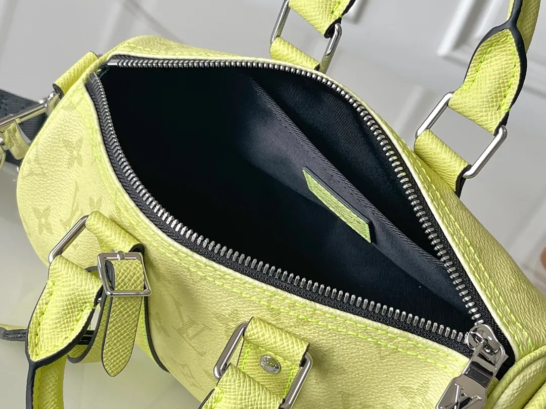 💰960 Top Original Order [KEEPALL BANDOULIère 25 Handbag] m14078 Light Yellow This Keepall Bandoulière 25 handbag is exquisitely constructed with Monogram coated canvas and Taïga cow leather, and together with the detachable leather nameplate, it shows the fresh style of the Taïgarama series. Removable and adjustable logo fabric shoulder strap allows for shoulder or cross-body wear. Dimensions: 15 x 11 x 25 cm