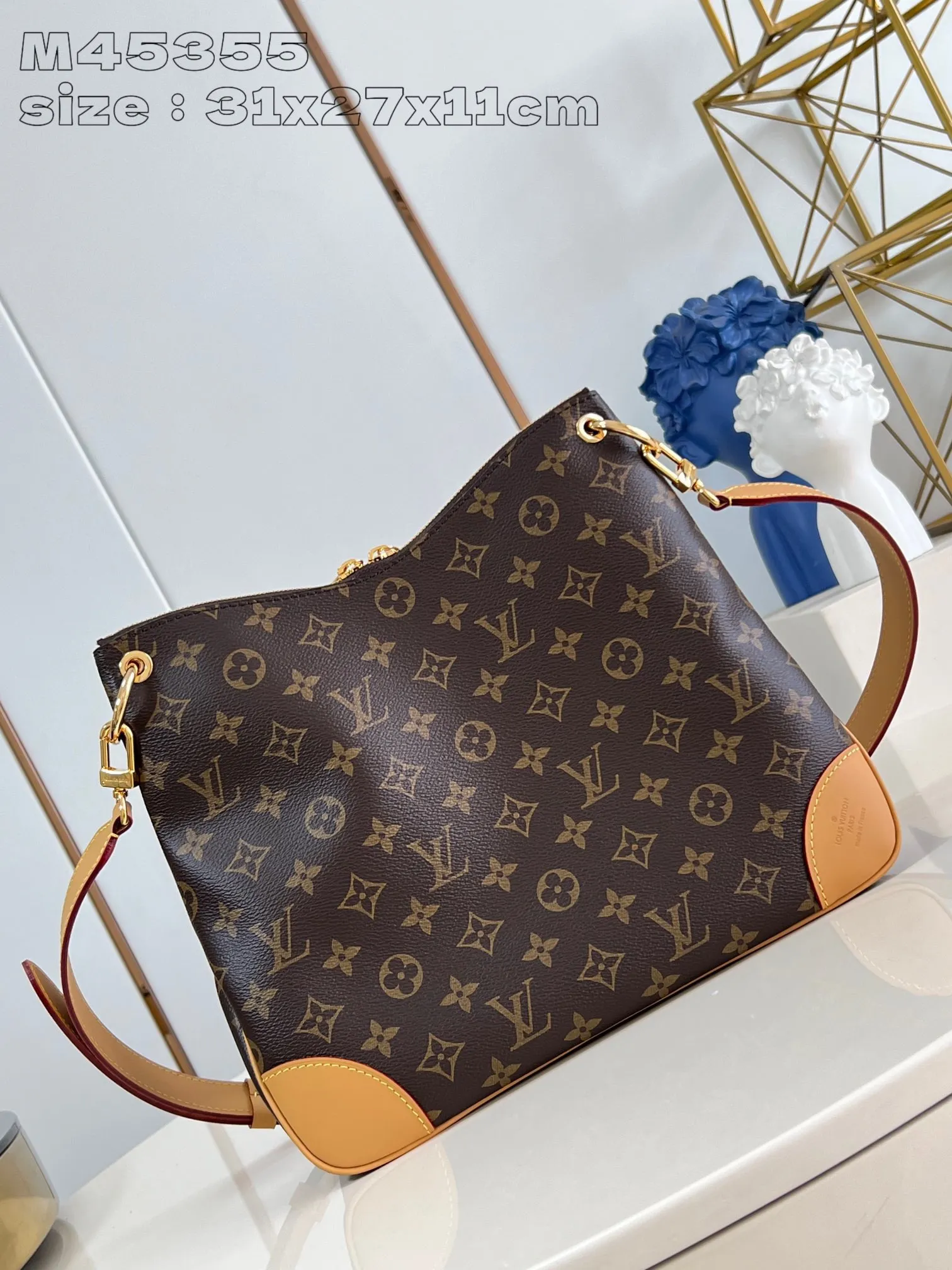 💰860 top original order [Exclusive real shot M45354 yellow] Louis Vuitton launches the new Odeon small handbag in the autumn and winter of 2020, integrating elegant style and practical function. Monogram canvas is complemented by a zipper design to create ample interior space, and the leather nameplate and reinforced leather corners continue the brand heritage. Adjustable leather strap allows for comfortable shoulder or cross-body wear. 31x 27x11 cm (height x width x length)