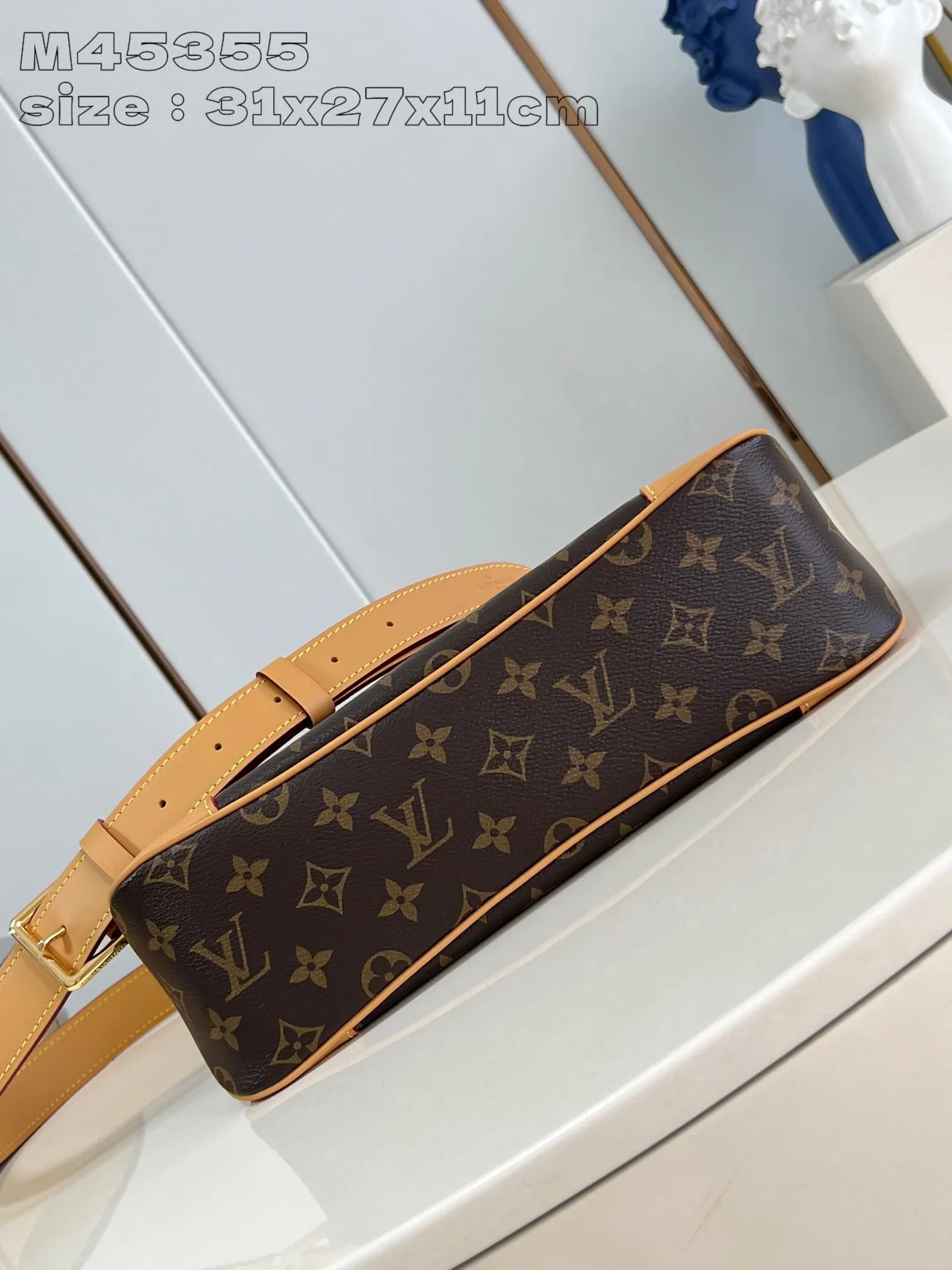 💰860 top original order [Exclusive real shot M45354 yellow] Louis Vuitton launches the new Odeon small handbag in the autumn and winter of 2020, integrating elegant style and practical function. Monogram canvas is complemented by a zipper design to create ample interior space, and the leather nameplate and reinforced leather corners continue the brand heritage. Adjustable leather strap allows for comfortable shoulder or cross-body wear. 31x 27x11 cm (height x width x length)