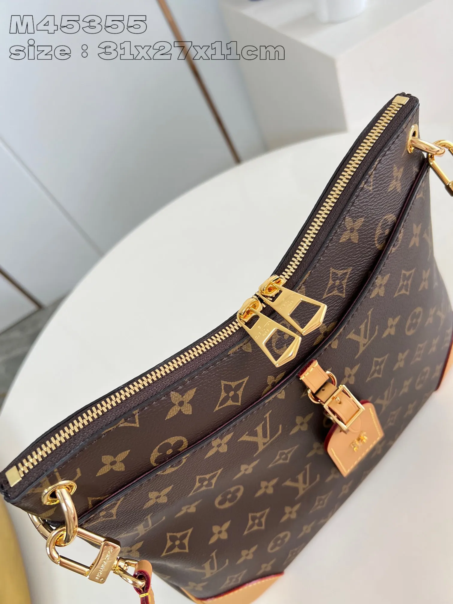 💰860 top original order [Exclusive real shot M45354 yellow] Louis Vuitton launches the new Odeon small handbag in the autumn and winter of 2020, integrating elegant style and practical function. Monogram canvas is complemented by a zipper design to create ample interior space, and the leather nameplate and reinforced leather corners continue the brand heritage. Adjustable leather strap allows for comfortable shoulder or cross-body wear. 31x 27x11 cm (height x width x length)