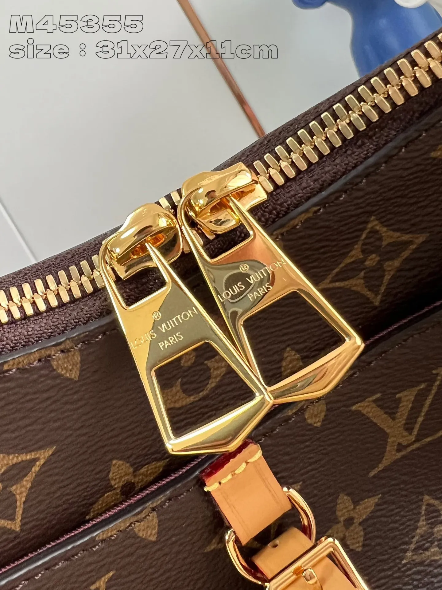 💰860 top original order [Exclusive real shot M45354 yellow] Louis Vuitton launches the new Odeon small handbag in the autumn and winter of 2020, integrating elegant style and practical function. Monogram canvas is complemented by a zipper design to create ample interior space, and the leather nameplate and reinforced leather corners continue the brand heritage. Adjustable leather strap allows for comfortable shoulder or cross-body wear. 31x 27x11 cm (height x width x length)