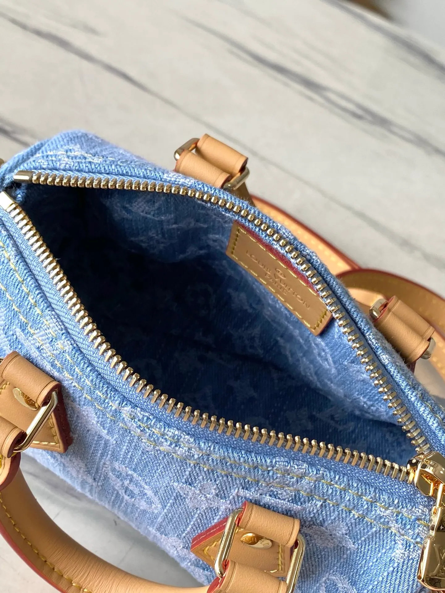 💰740 Top Original Order M11212 This Nano Speedy handbag is made of cotton denim woven with Monogram pattern. It is bleached and sand washed to give it a retro style. The cowhide leather shaped handles and removable and adjustable shoulder strap have a subtly aged effect. Dimensions: 16 × 10 × 7.5 cm