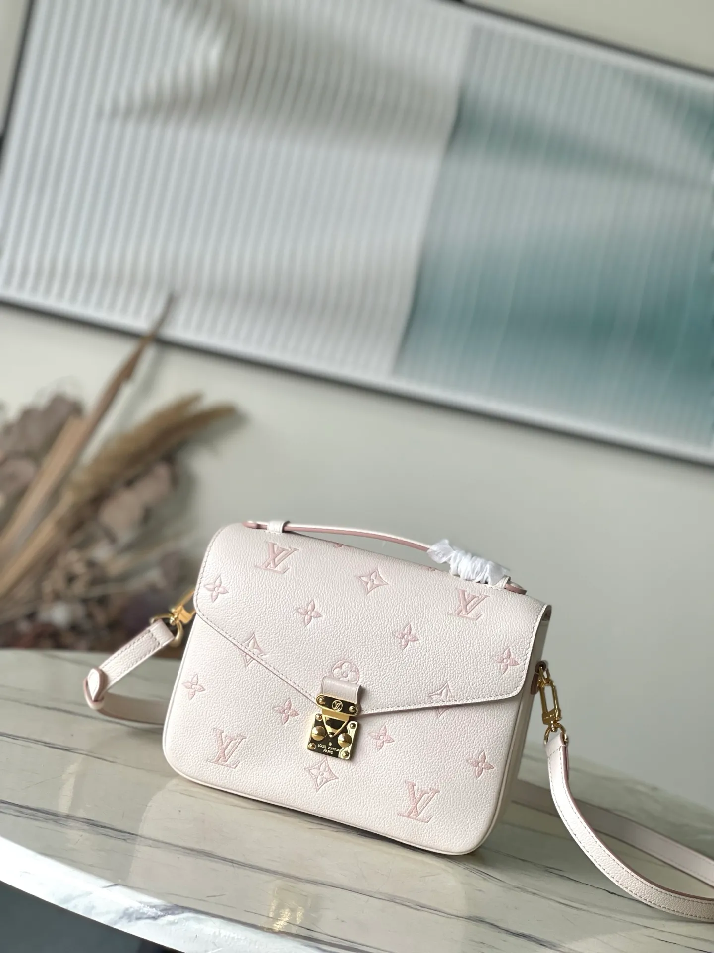 💰1140 (top layer leather) top original order M14977 This Monogram Empreinte leather, with tonal outline, this Pochette Métis MM version is a fashionable daily choice. It's finished with gold-tone hardware, including the signature S lock, and opens to reveal an elegant striped lining with three interior compartments for your essentials. Can be worn cross-body, over the shoulder or by hand. Dimensions: 25 × 19 × 7 cm (length x height x width)