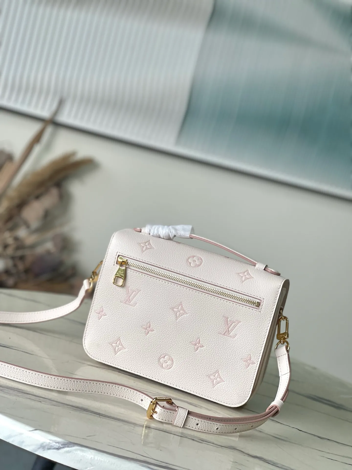 💰1140 (top layer leather) top original order M14977 This Monogram Empreinte leather, with tonal outline, this Pochette Métis MM version is a fashionable daily choice. It's finished with gold-tone hardware, including the signature S lock, and opens to reveal an elegant striped lining with three interior compartments for your essentials. Can be worn cross-body, over the shoulder or by hand. Dimensions: 25 × 19 × 7 cm (length x height x width)