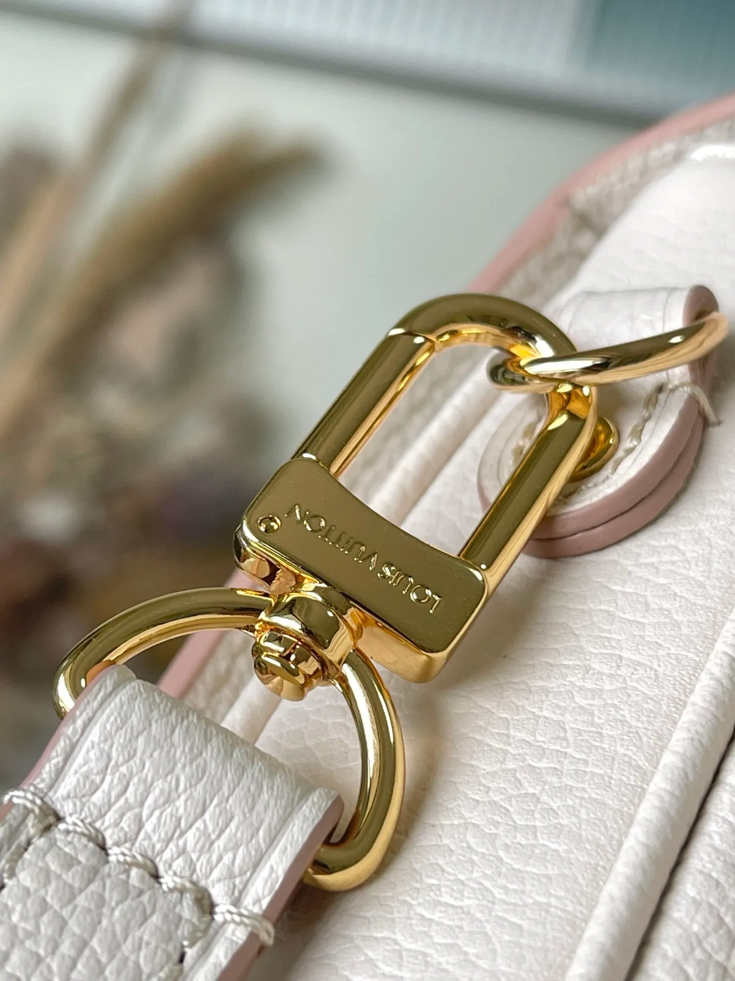 💰1140 (top layer leather) top original order M14977 This Monogram Empreinte leather, with tonal outline, this Pochette Métis MM version is a fashionable daily choice. It's finished with gold-tone hardware, including the signature S lock, and opens to reveal an elegant striped lining with three interior compartments for your essentials. Can be worn cross-body, over the shoulder or by hand. Dimensions: 25 × 19 × 7 cm (length x height x width)