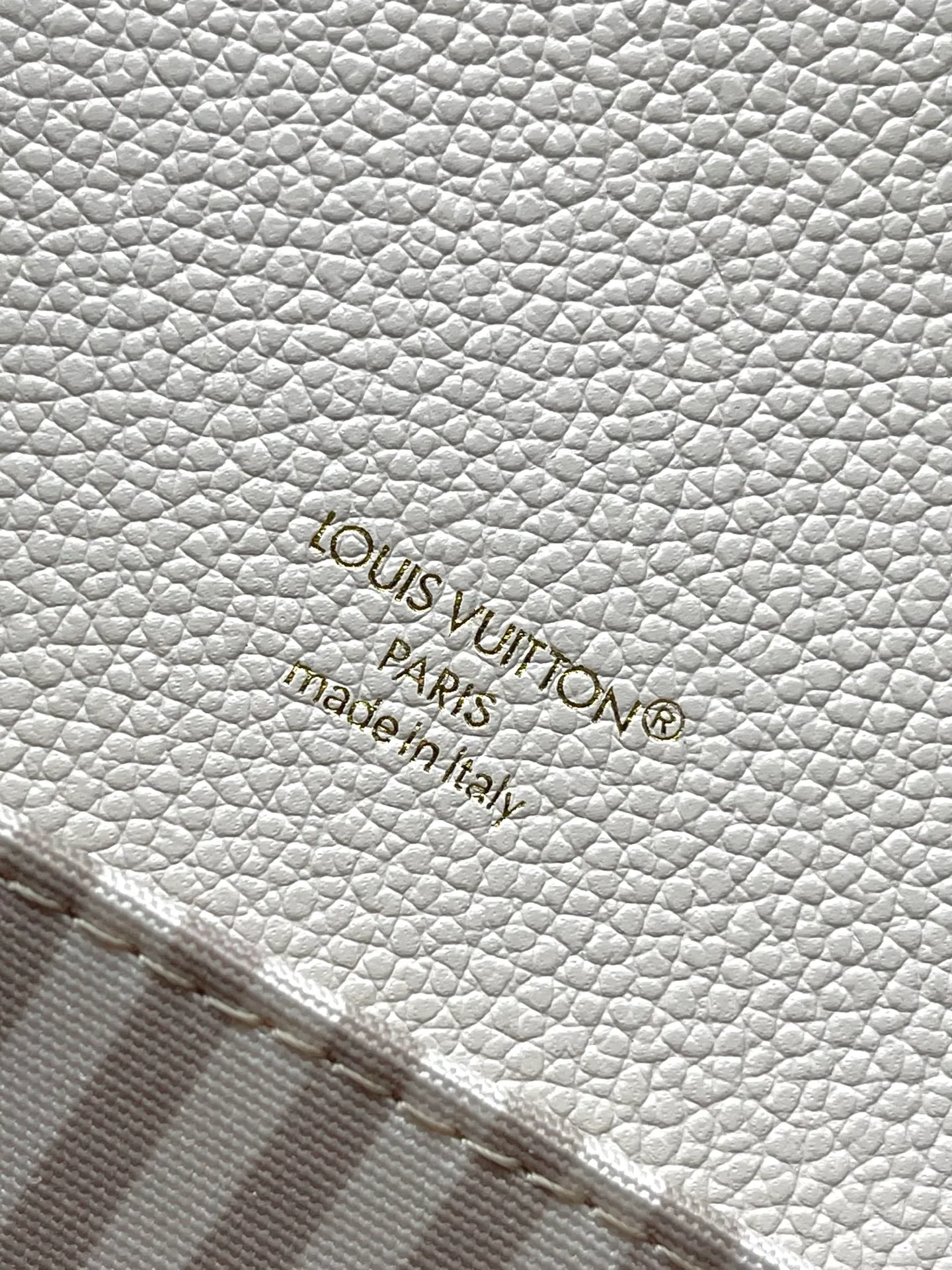 💰1140 (top layer leather) top original order M14977 This Monogram Empreinte leather, with tonal outline, this Pochette Métis MM version is a fashionable daily choice. It's finished with gold-tone hardware, including the signature S lock, and opens to reveal an elegant striped lining with three interior compartments for your essentials. Can be worn cross-body, over the shoulder or by hand. Dimensions: 25 × 19 × 7 cm (length x height x width)