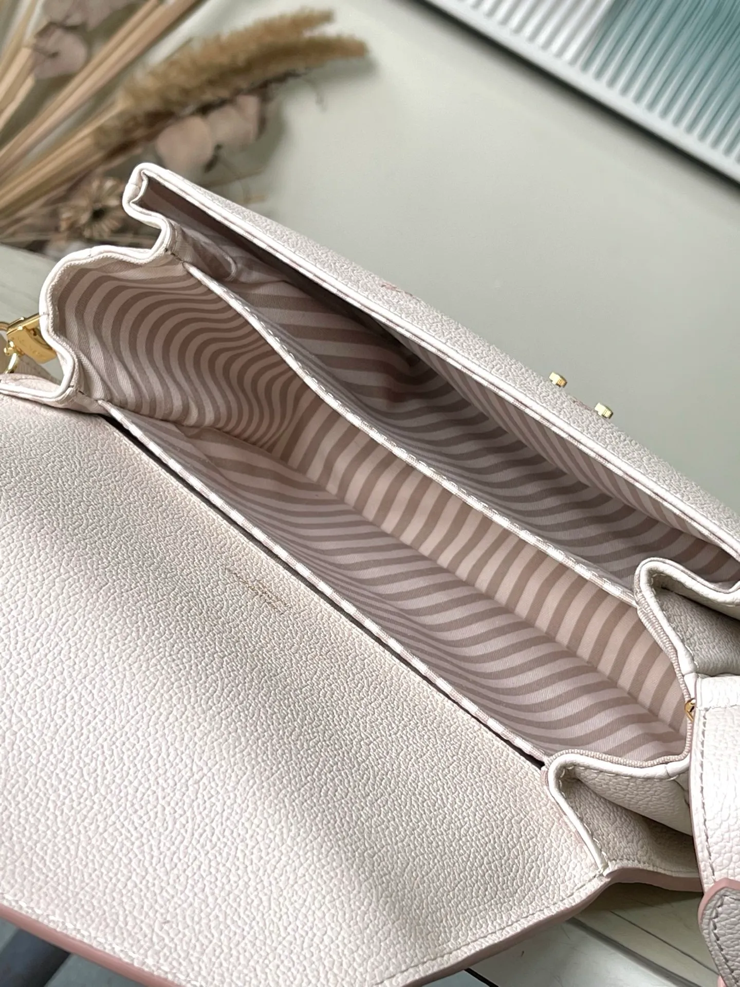 💰1140 (top layer leather) top original order M14977 This Monogram Empreinte leather, with tonal outline, this Pochette Métis MM version is a fashionable daily choice. It's finished with gold-tone hardware, including the signature S lock, and opens to reveal an elegant striped lining with three interior compartments for your essentials. Can be worn cross-body, over the shoulder or by hand. Dimensions: 25 × 19 × 7 cm (length x height x width)