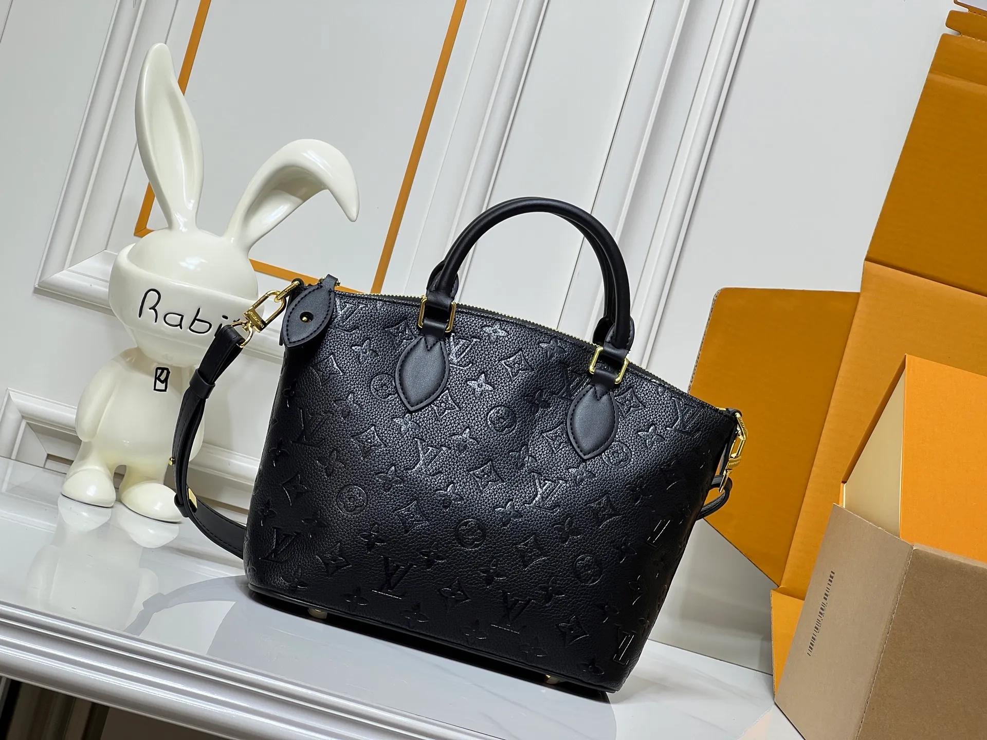 Batch 280💰Upgraded original M26494 M26532 This Lockit BB handbag draws inspiration from the Knick-Knack handbag in the 1960s and can be flexibly switched between multiple carrying methods. Monogram coated canvas with a curved upper edge and oval trim reflect the classic elements of the original design. The padlock opening and closing once again pays tribute to the brand's long heritage. Dimensions: 33 x 24 x 12 cm (length x height x width)