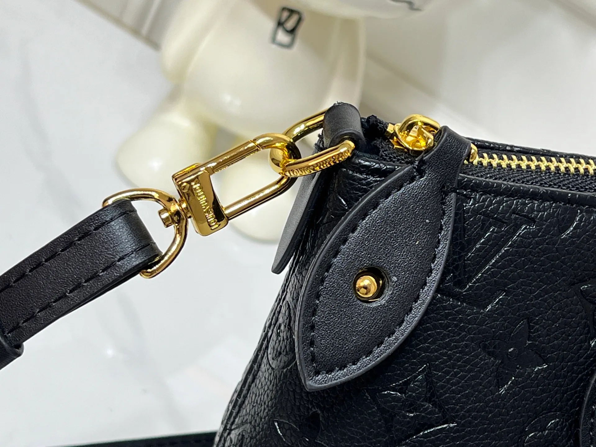 Batch 280💰Upgraded original M26494 M26532 This Lockit BB handbag draws inspiration from the Knick-Knack handbag in the 1960s and can be flexibly switched between multiple carrying methods. Monogram coated canvas with a curved upper edge and oval trim reflect the classic elements of the original design. The padlock opening and closing once again pays tribute to the brand's long heritage. Dimensions: 33 x 24 x 12 cm (length x height x width)