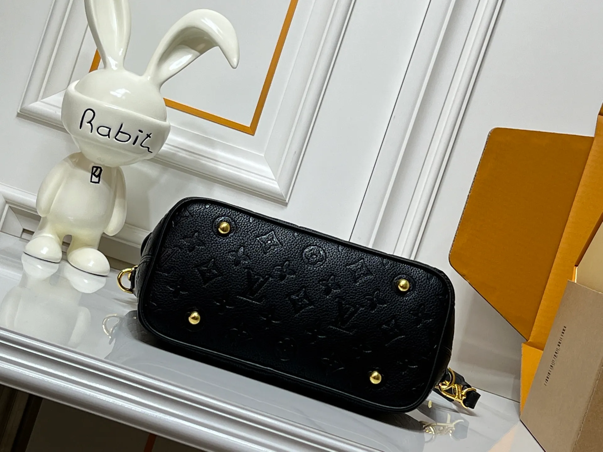 Batch 280💰Upgraded original M26494 M26532 This Lockit BB handbag draws inspiration from the Knick-Knack handbag in the 1960s and can be flexibly switched between multiple carrying methods. Monogram coated canvas with a curved upper edge and oval trim reflect the classic elements of the original design. The padlock opening and closing once again pays tribute to the brand's long heritage. Dimensions: 33 x 24 x 12 cm (length x height x width)