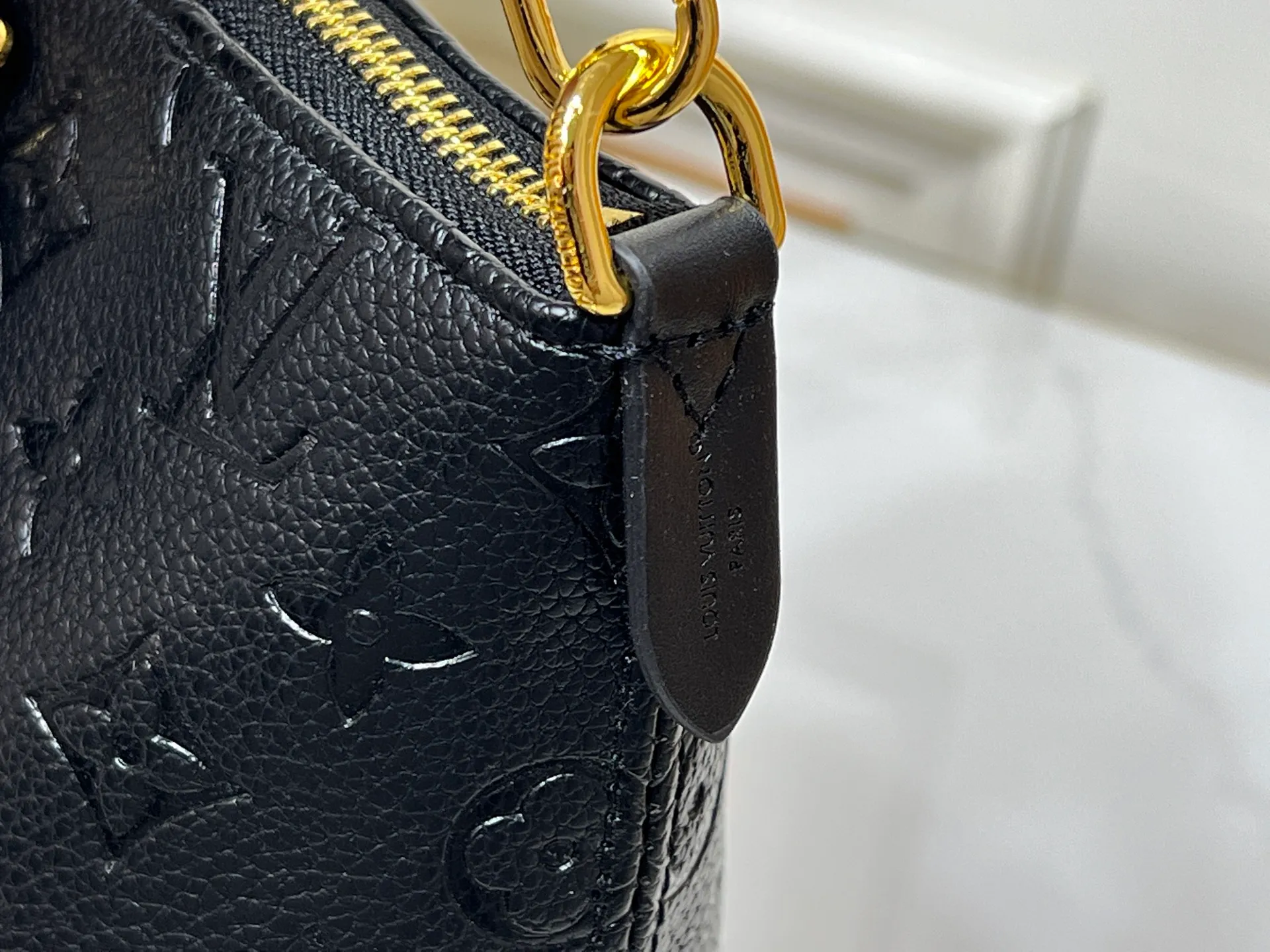 Batch 280💰Upgraded original M26494 M26532 This Lockit BB handbag draws inspiration from the Knick-Knack handbag in the 1960s and can be flexibly switched between multiple carrying methods. Monogram coated canvas with a curved upper edge and oval trim reflect the classic elements of the original design. The padlock opening and closing once again pays tribute to the brand's long heritage. Dimensions: 33 x 24 x 12 cm (length x height x width)