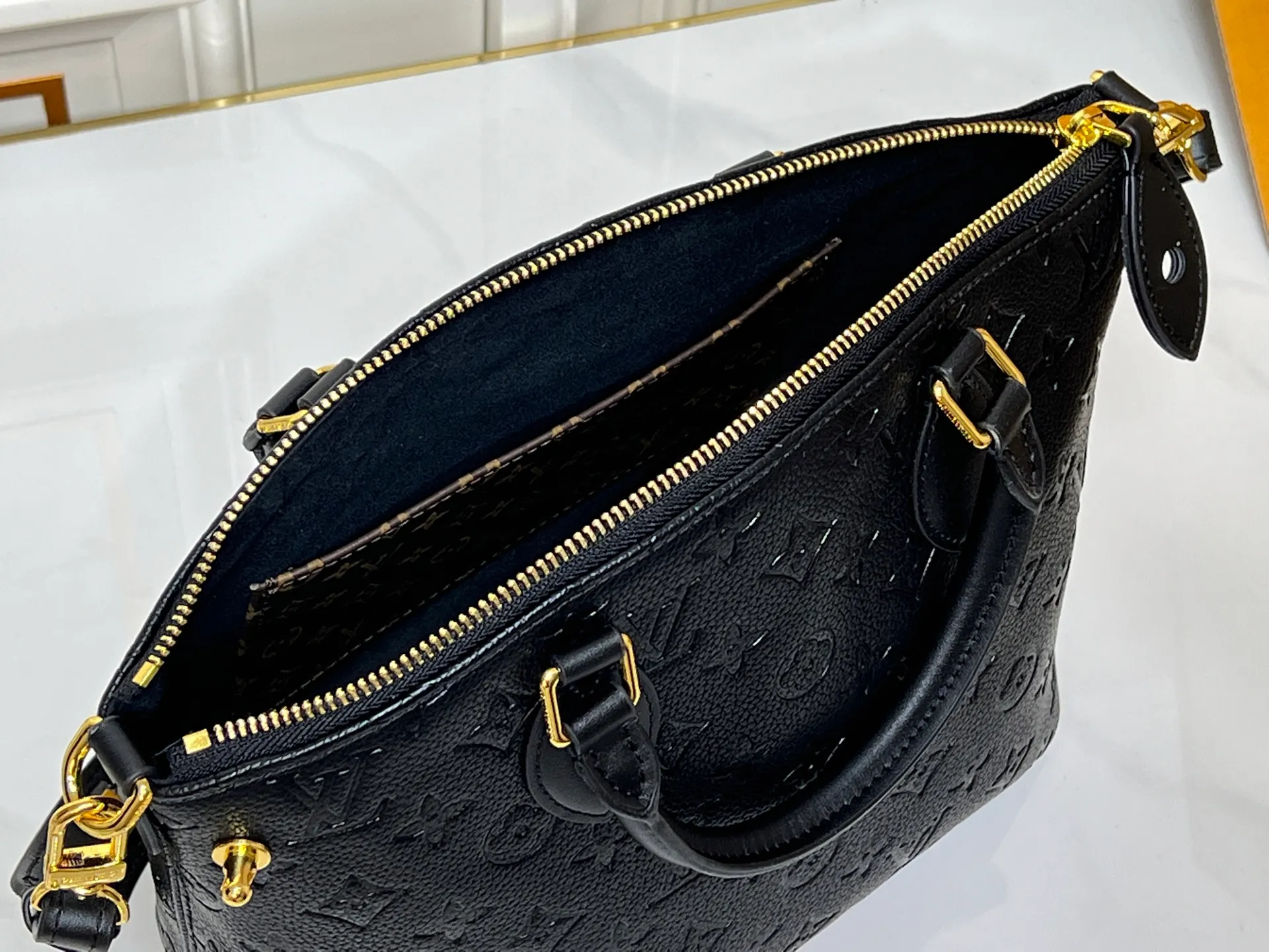 Batch 280💰Upgraded original M26494 M26532 This Lockit BB handbag draws inspiration from the Knick-Knack handbag in the 1960s and can be flexibly switched between multiple carrying methods. Monogram coated canvas with a curved upper edge and oval trim reflect the classic elements of the original design. The padlock opening and closing once again pays tribute to the brand's long heritage. Dimensions: 33 x 24 x 12 cm (length x height x width)