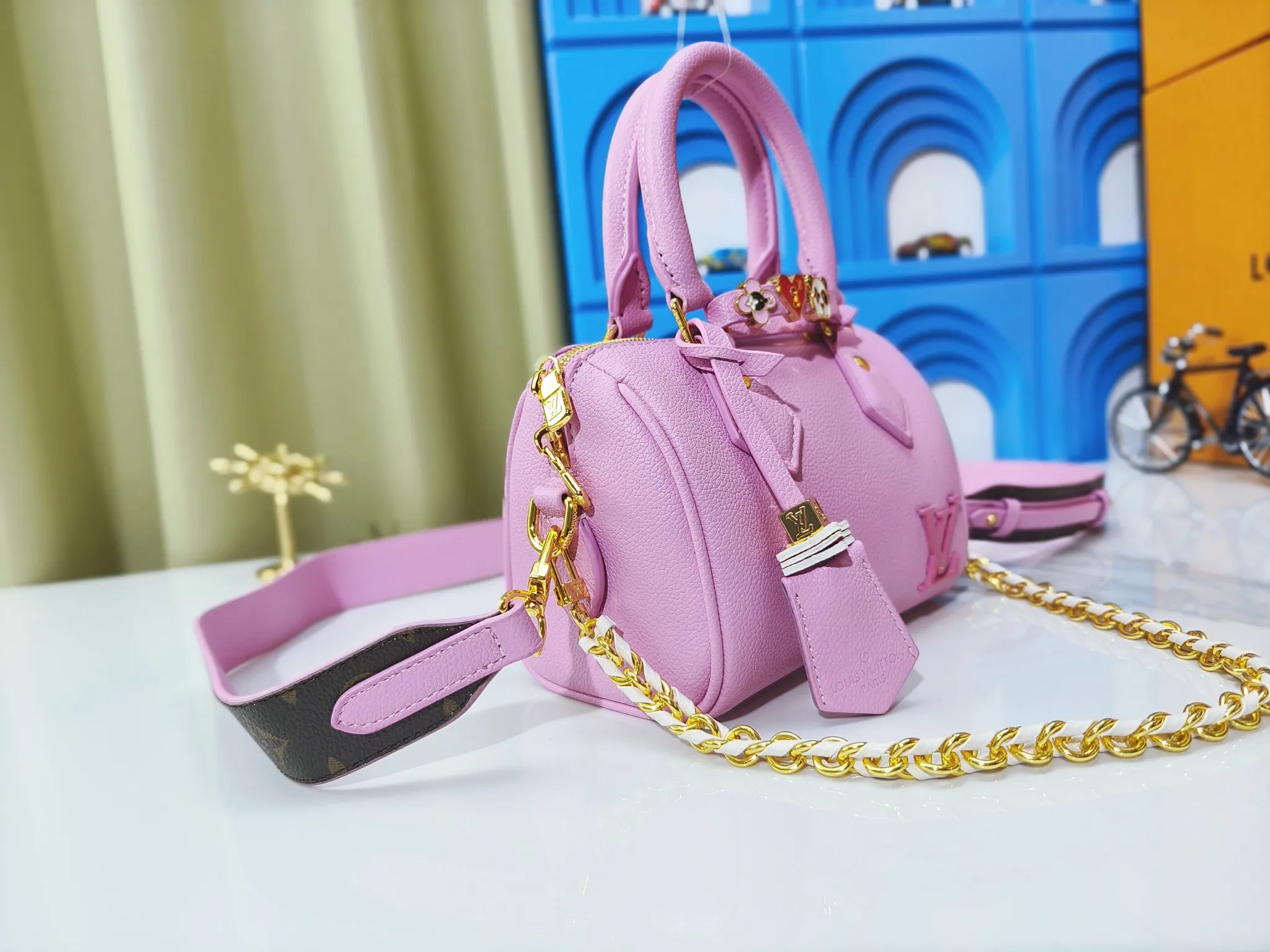 P260💰 Upgraded from the original m24606 black flower m46970 presbyopic m24605 green leather m24598 purple leather m24474 white flower m24605 blue leather 2024 China Qixi Festival limited speedy18, to meet daily needs with exquisite and compact accessories that can be worn in multiple ways, plus a detachable chain strap to achieve a comfortable shoulder-carrying experience. Dimensions: 18.0x12.5x11.0 (length x height x width)