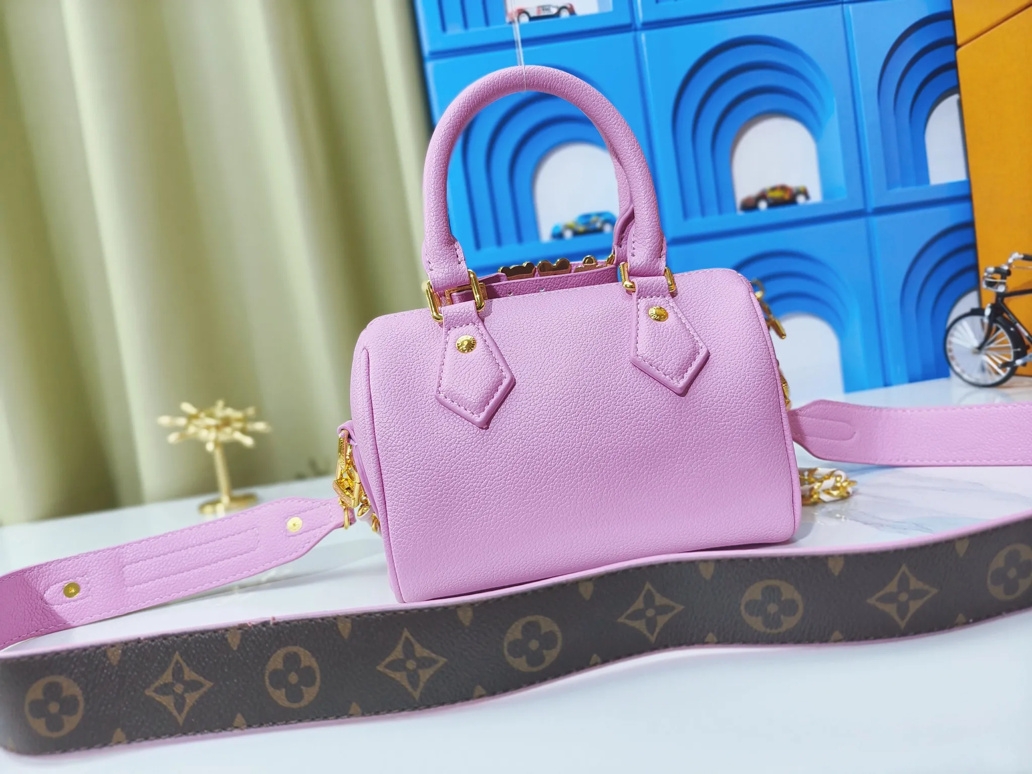 P260💰 Upgraded from the original m24606 black flower m46970 presbyopic m24605 green leather m24598 purple leather m24474 white flower m24605 blue leather 2024 China Qixi Festival limited speedy18, to meet daily needs with exquisite and compact accessories that can be worn in multiple ways, plus a detachable chain strap to achieve a comfortable shoulder-carrying experience. Dimensions: 18.0x12.5x11.0 (length x height x width)