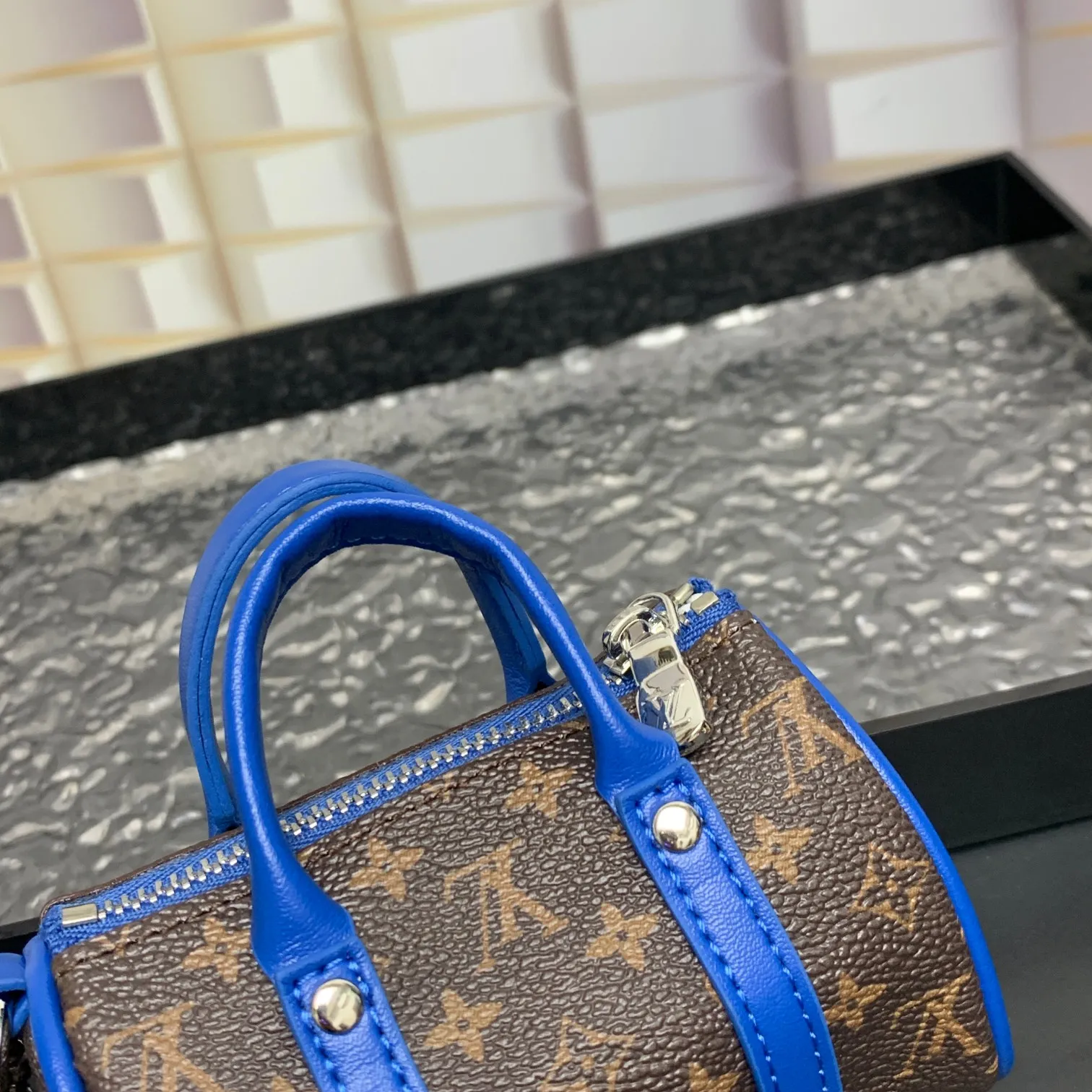 💰200 shipped😍 MINI KEEPALL bag charm and keychain ☀️Louis Vuitton Louis Vuitton lv mini pillow bag pendant ☀️This Mini Keepall bag charm and keychain condenses the classic handbag configuration, boldly showing the spirit of adventure. Monogram canvas with LV inscribed hook buckle, whether hung on a belt or handbag, its zipper closure and built-in keychain ensure secure storage