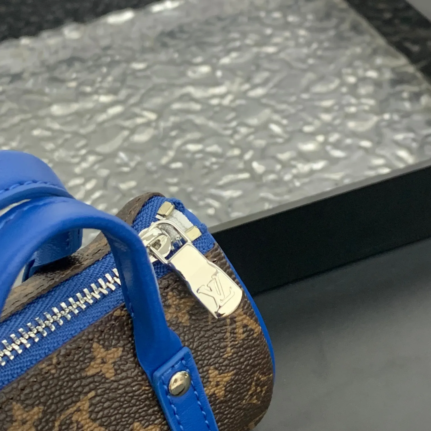 💰200 shipped😍 MINI KEEPALL bag charm and keychain ☀️Louis Vuitton Louis Vuitton lv mini pillow bag pendant ☀️This Mini Keepall bag charm and keychain condenses the classic handbag configuration, boldly showing the spirit of adventure. Monogram canvas with LV inscribed hook buckle, whether hung on a belt or handbag, its zipper closure and built-in keychain ensure secure storage