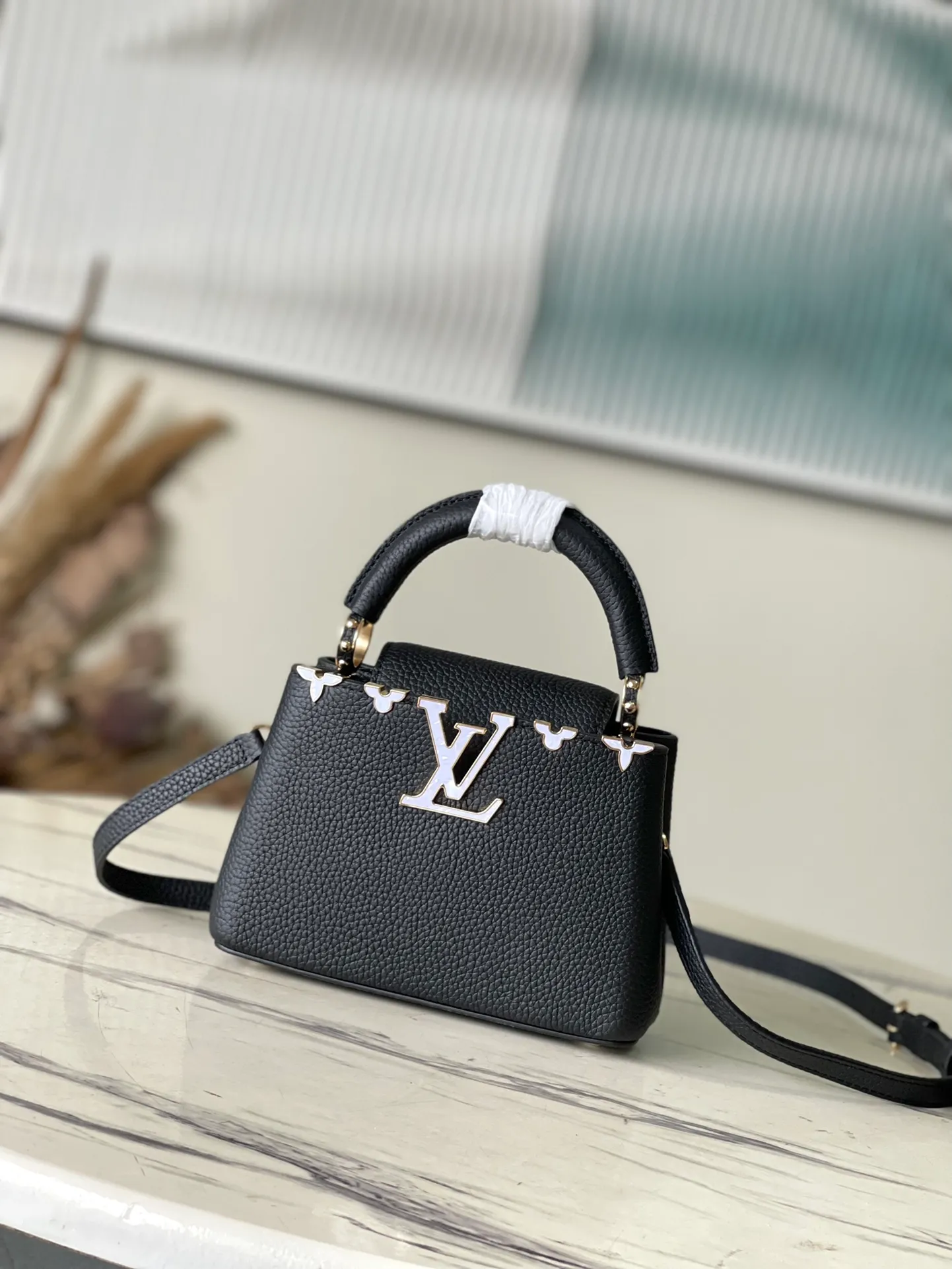 💰2160 (Special grade original leather) M23263/M48865 black and white mother-of-pearl corolla. This Capucines Flower Crown handbag is made of full-grain Taurillon leather and is embellished with Monogram flowers. Each flower is made of exquisite shells. The LV logo and flowers echo each other, giving this feminine handbag a jewel-like luster. Use the detachable shoulder strap cleverly and switch it as a crossbody. Size: 21 * 14*8cm
