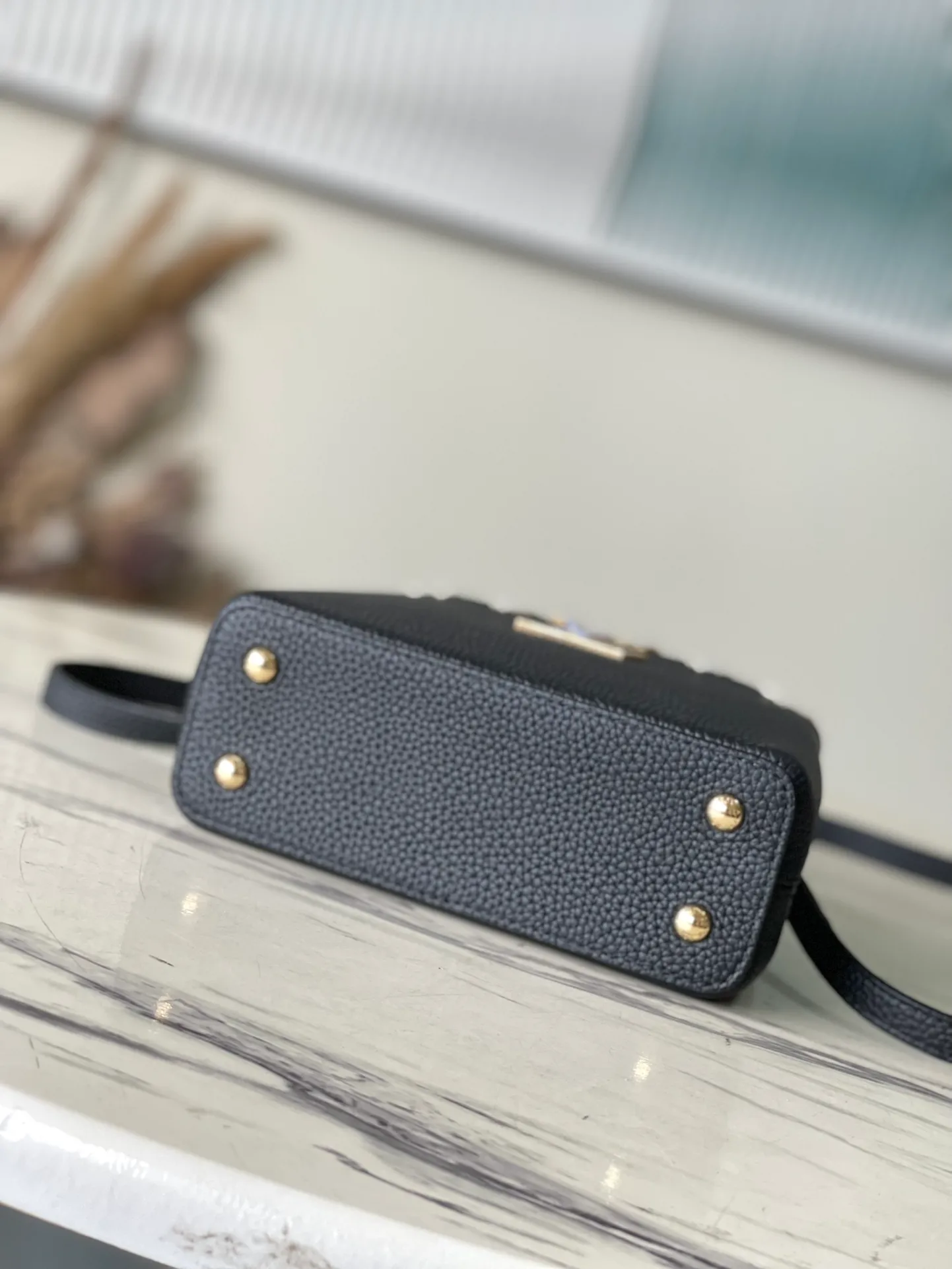 💰2160 (Special grade original leather) M23263/M48865 black and white mother-of-pearl corolla. This Capucines Flower Crown handbag is made of full-grain Taurillon leather and is embellished with Monogram flowers. Each flower is made of exquisite shells. The LV logo and flowers echo each other, giving this feminine handbag a jewel-like luster. Use the detachable shoulder strap cleverly and switch it as a crossbody. Size: 21 * 14*8cm