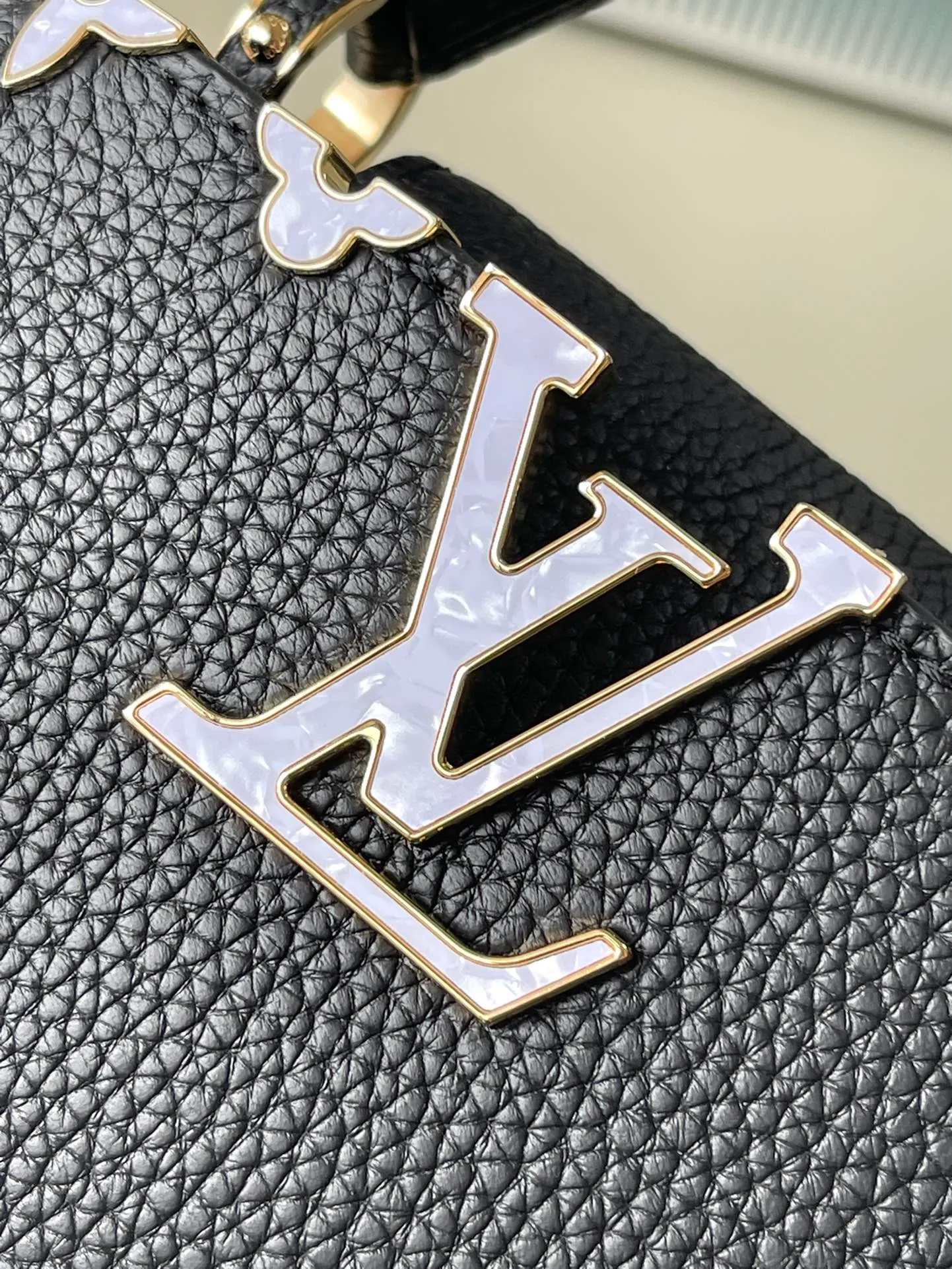 💰2160 (Special grade original leather) M23263/M48865 black and white mother-of-pearl corolla. This Capucines Flower Crown handbag is made of full-grain Taurillon leather and is embellished with Monogram flowers. Each flower is made of exquisite shells. The LV logo and flowers echo each other, giving this feminine handbag a jewel-like luster. Use the detachable shoulder strap cleverly and switch it as a crossbody. Size: 21 * 14*8cm
