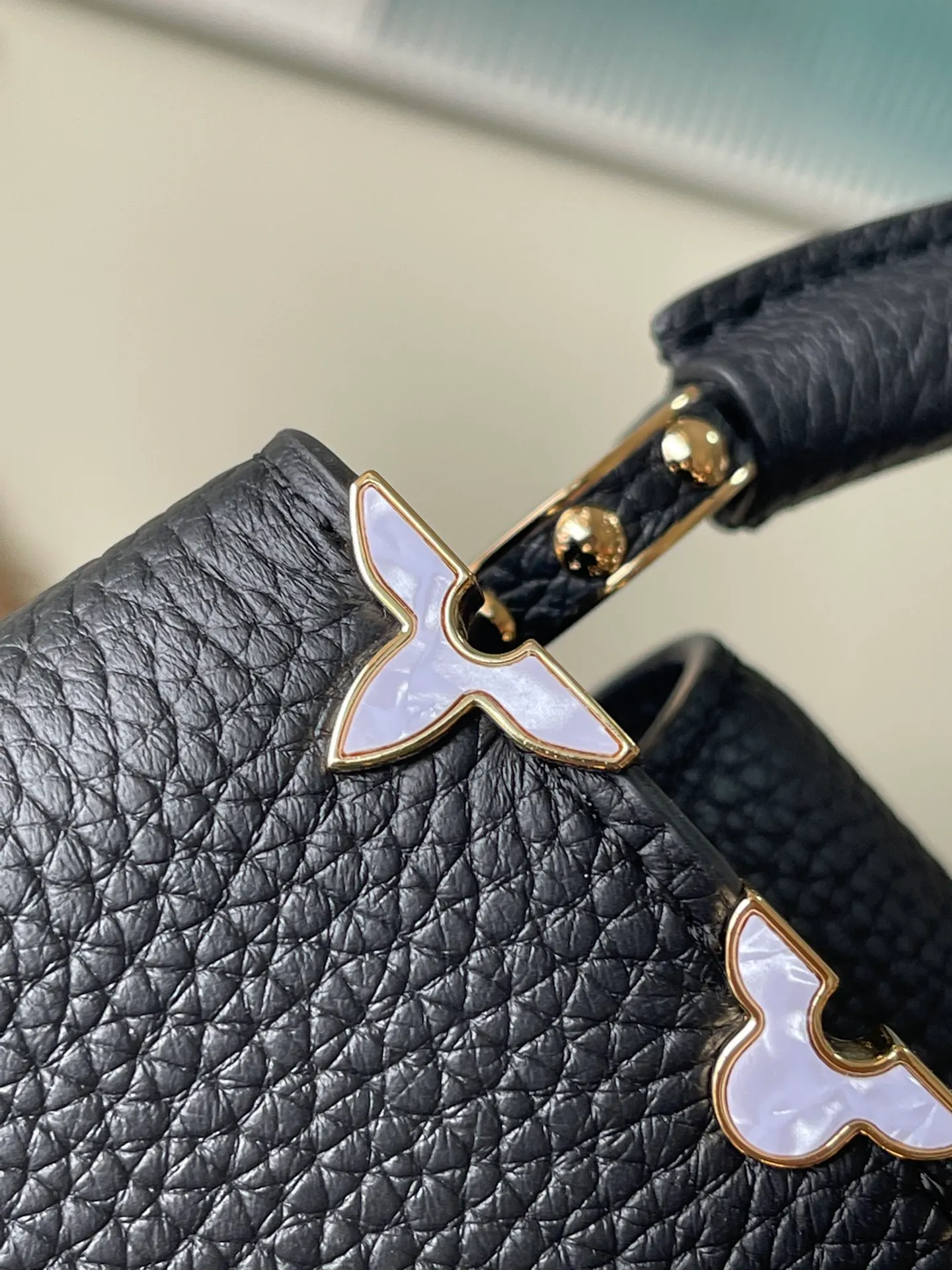 💰2160 (Special grade original leather) M23263/M48865 black and white mother-of-pearl corolla. This Capucines Flower Crown handbag is made of full-grain Taurillon leather and is embellished with Monogram flowers. Each flower is made of exquisite shells. The LV logo and flowers echo each other, giving this feminine handbag a jewel-like luster. Use the detachable shoulder strap cleverly and switch it as a crossbody. Size: 21 * 14*8cm