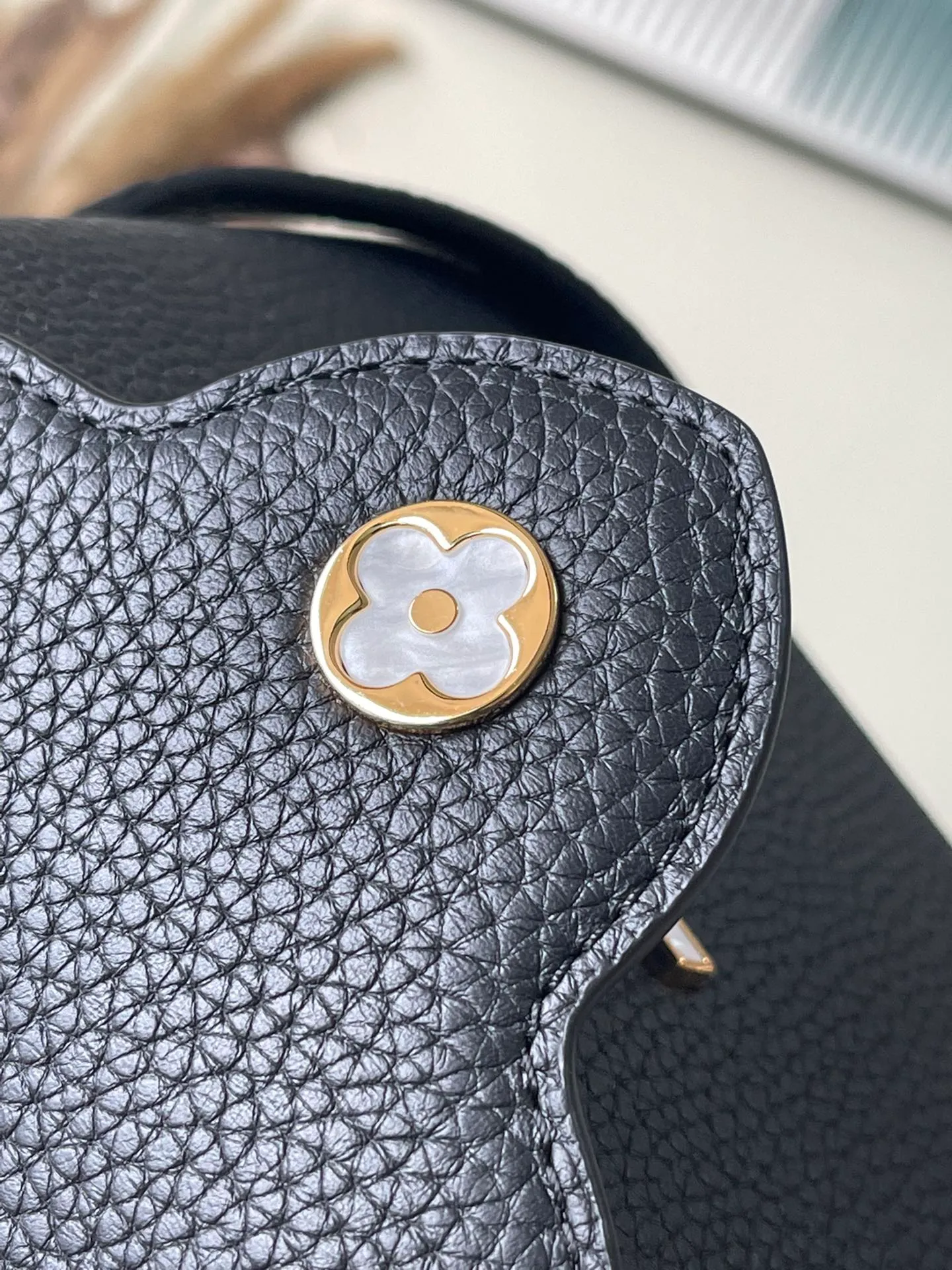 💰2160 (Special grade original leather) M23263/M48865 black and white mother-of-pearl corolla. This Capucines Flower Crown handbag is made of full-grain Taurillon leather and is embellished with Monogram flowers. Each flower is made of exquisite shells. The LV logo and flowers echo each other, giving this feminine handbag a jewel-like luster. Use the detachable shoulder strap cleverly and switch it as a crossbody. Size: 21 * 14*8cm