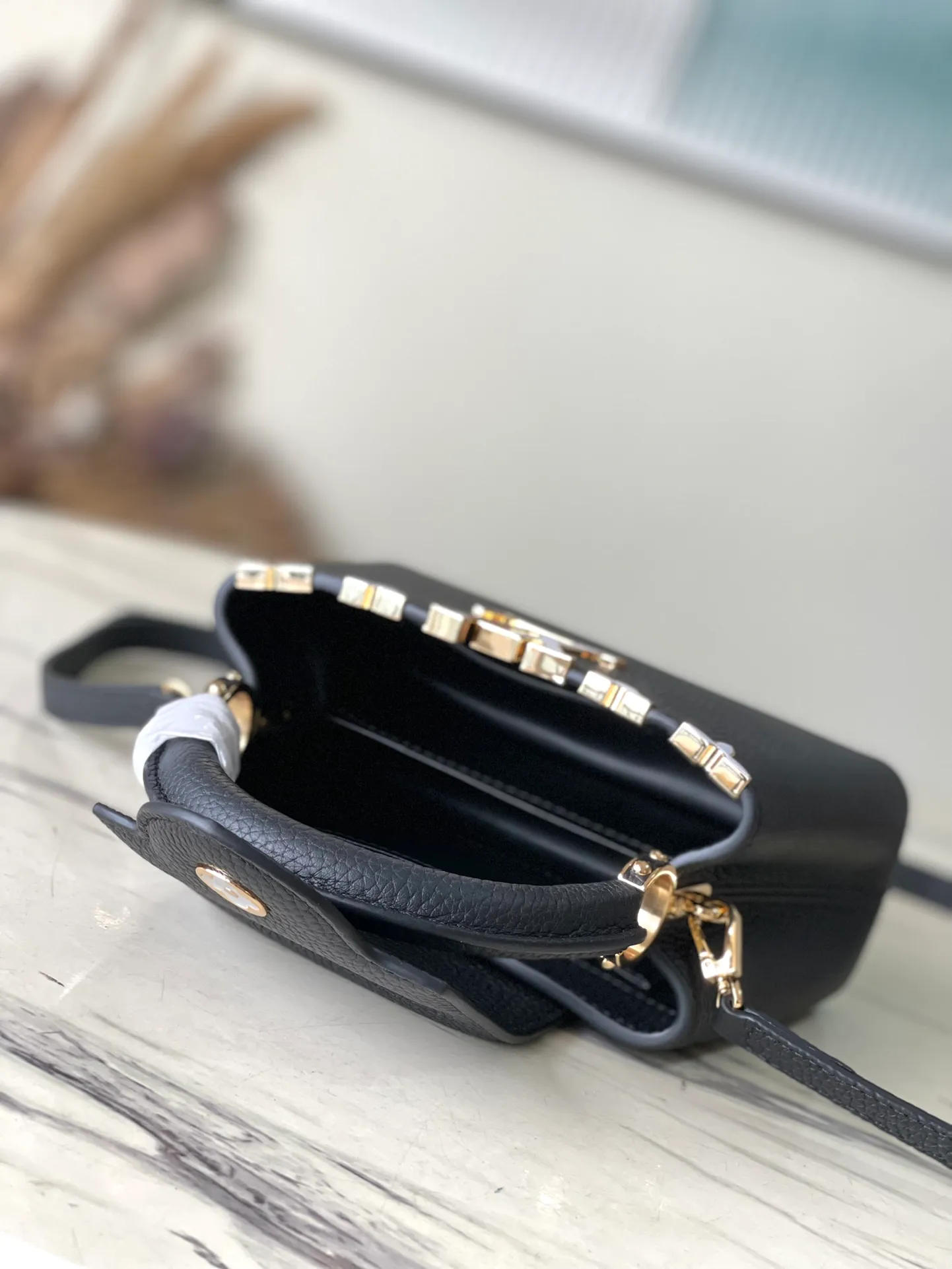 💰2160 (Special grade original leather) M23263/M48865 black and white mother-of-pearl corolla. This Capucines Flower Crown handbag is made of full-grain Taurillon leather and is embellished with Monogram flowers. Each flower is made of exquisite shells. The LV logo and flowers echo each other, giving this feminine handbag a jewel-like luster. Use the detachable shoulder strap cleverly and switch it as a crossbody. Size: 21 * 14*8cm
