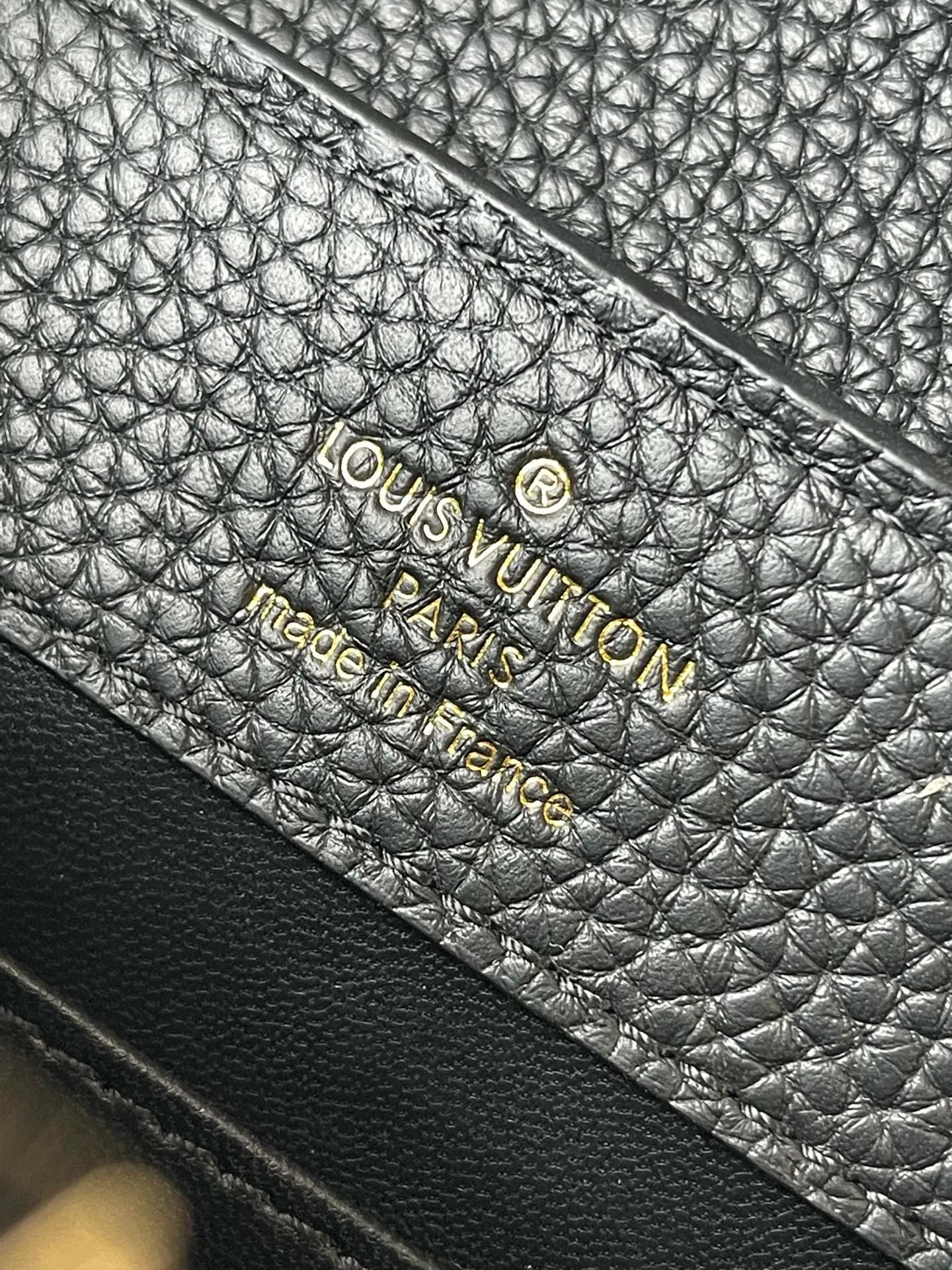💰2160 (Special grade original leather) M23263/M48865 black and white mother-of-pearl corolla. This Capucines Flower Crown handbag is made of full-grain Taurillon leather and is embellished with Monogram flowers. Each flower is made of exquisite shells. The LV logo and flowers echo each other, giving this feminine handbag a jewel-like luster. Use the detachable shoulder strap cleverly and switch it as a crossbody. Size: 21 * 14*8cm