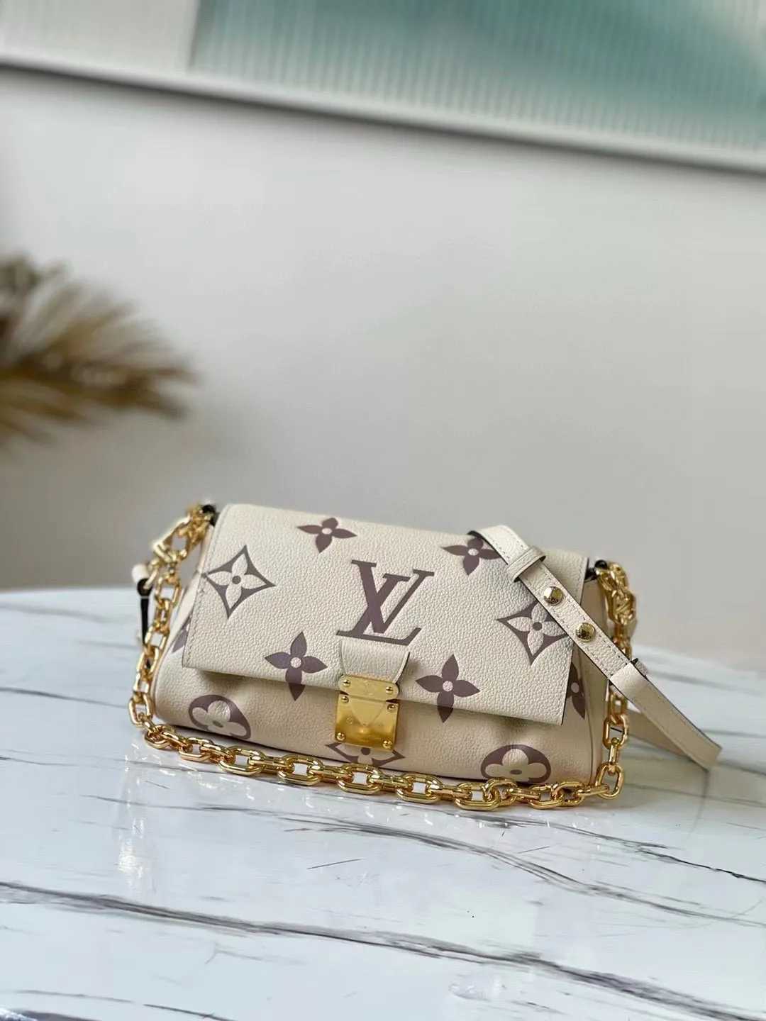 💰1180 (top-grain leather) top-quality original M45836 Favorite handbag is made of soft grain leather with an oversized Monogram pattern embossed, gentle pleats inject high-definition texture, and the magnetic buckle continues the heritage. The detachable and adjustable shoulder strap allows for short shoulder or cross-body wear, and the detachable chain is suitable for evening occasions. Dimensions: 24 x 14 x 9 cm