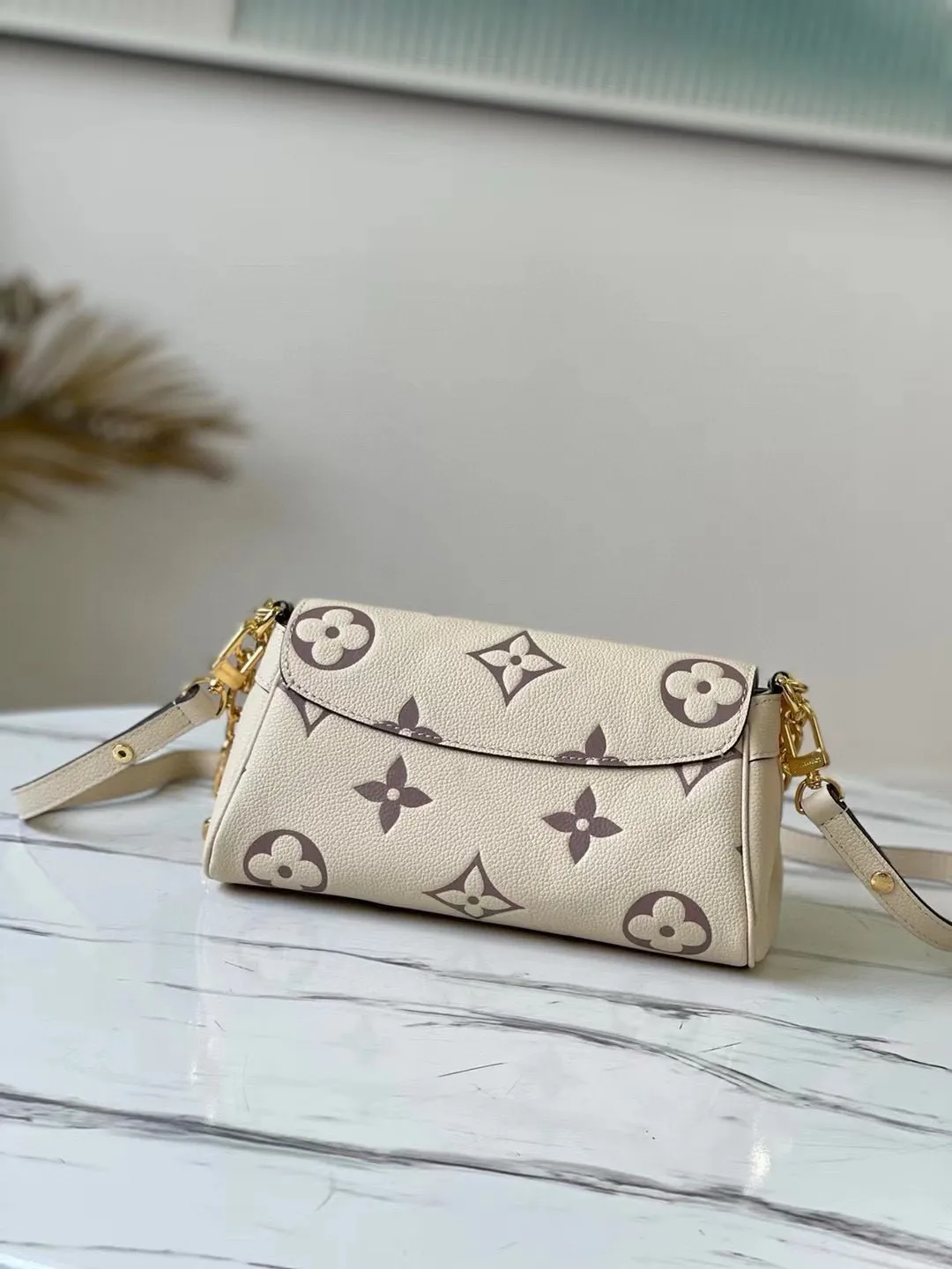 💰1180 (top-grain leather) top-quality original M45836 Favorite handbag is made of soft grain leather with an oversized Monogram pattern embossed, gentle pleats inject high-definition texture, and the magnetic buckle continues the heritage. The detachable and adjustable shoulder strap allows for short shoulder or cross-body wear, and the detachable chain is suitable for evening occasions. Dimensions: 24 x 14 x 9 cm