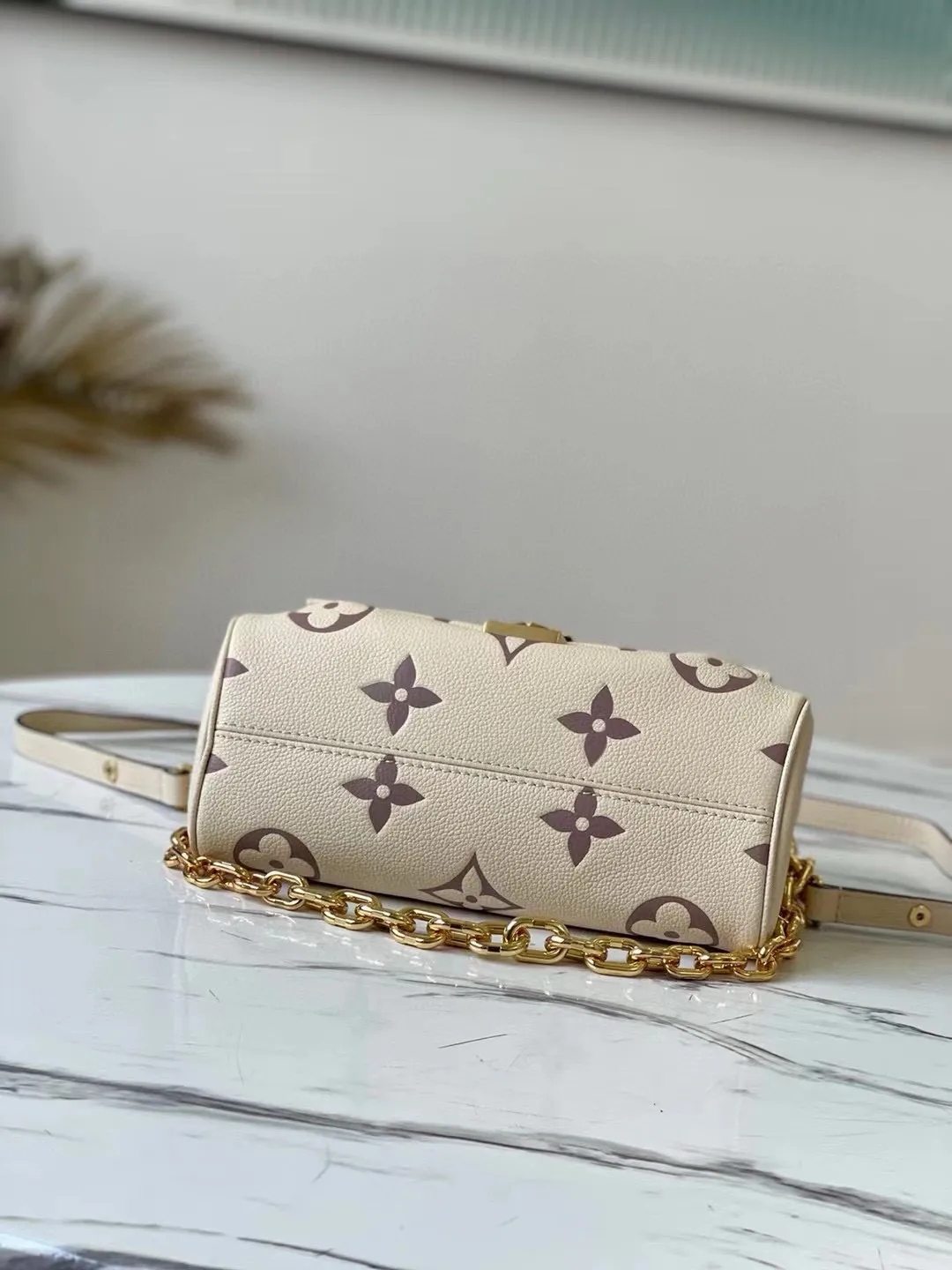 💰1180 (top-grain leather) top-quality original M45836 Favorite handbag is made of soft grain leather with an oversized Monogram pattern embossed, gentle pleats inject high-definition texture, and the magnetic buckle continues the heritage. The detachable and adjustable shoulder strap allows for short shoulder or cross-body wear, and the detachable chain is suitable for evening occasions. Dimensions: 24 x 14 x 9 cm