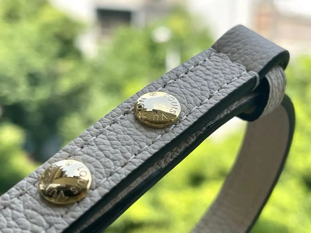 💰1180 (top-grain leather) top-quality original M45836 Favorite handbag is made of soft grain leather with an oversized Monogram pattern embossed, gentle pleats inject high-definition texture, and the magnetic buckle continues the heritage. The detachable and adjustable shoulder strap allows for short shoulder or cross-body wear, and the detachable chain is suitable for evening occasions. Dimensions: 24 x 14 x 9 cm