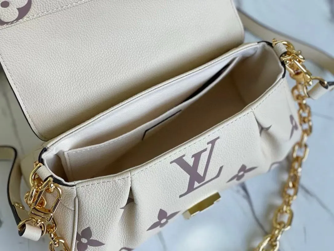 💰1180 (top-grain leather) top-quality original M45836 Favorite handbag is made of soft grain leather with an oversized Monogram pattern embossed, gentle pleats inject high-definition texture, and the magnetic buckle continues the heritage. The detachable and adjustable shoulder strap allows for short shoulder or cross-body wear, and the detachable chain is suitable for evening occasions. Dimensions: 24 x 14 x 9 cm