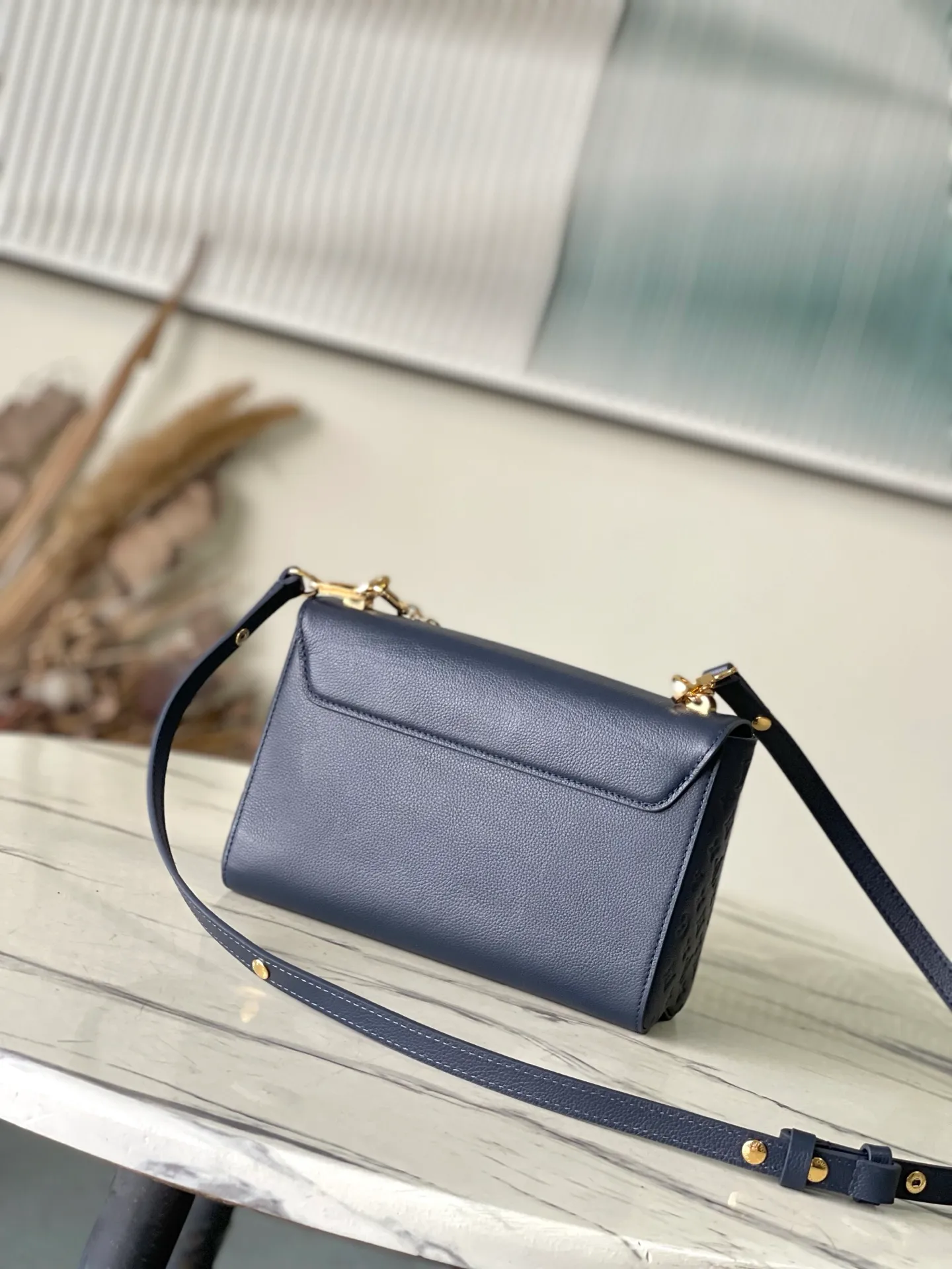 💰1160 (top layer leather) top original order M14342 Harmony series Monogram flowers and Pulfygram jewelry series elements, renewing the TwistSlim medium handbag with decorative chains. Taurillon cow leather is dip-dyed in elegant tones, the LVTwist twist lock continues the iconic design, and the detachable mirror makes it easy to organize your makeup. Dimensions: 23 × 16 × 8 cm
