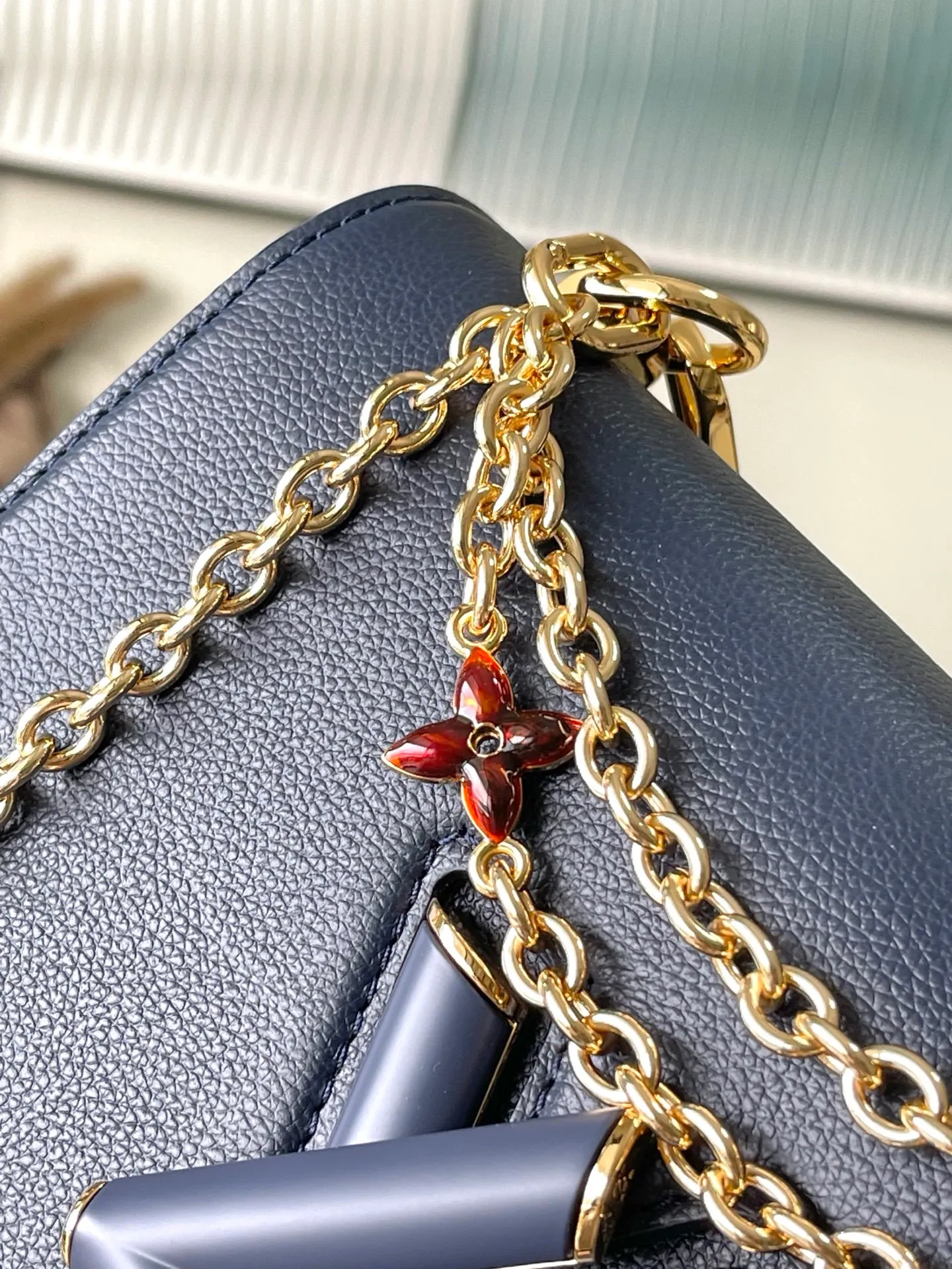 💰1160 (top layer leather) top original order M14342 Harmony series Monogram flowers and Pulfygram jewelry series elements, renewing the TwistSlim medium handbag with decorative chains. Taurillon cow leather is dip-dyed in elegant tones, the LVTwist twist lock continues the iconic design, and the detachable mirror makes it easy to organize your makeup. Dimensions: 23 × 16 × 8 cm