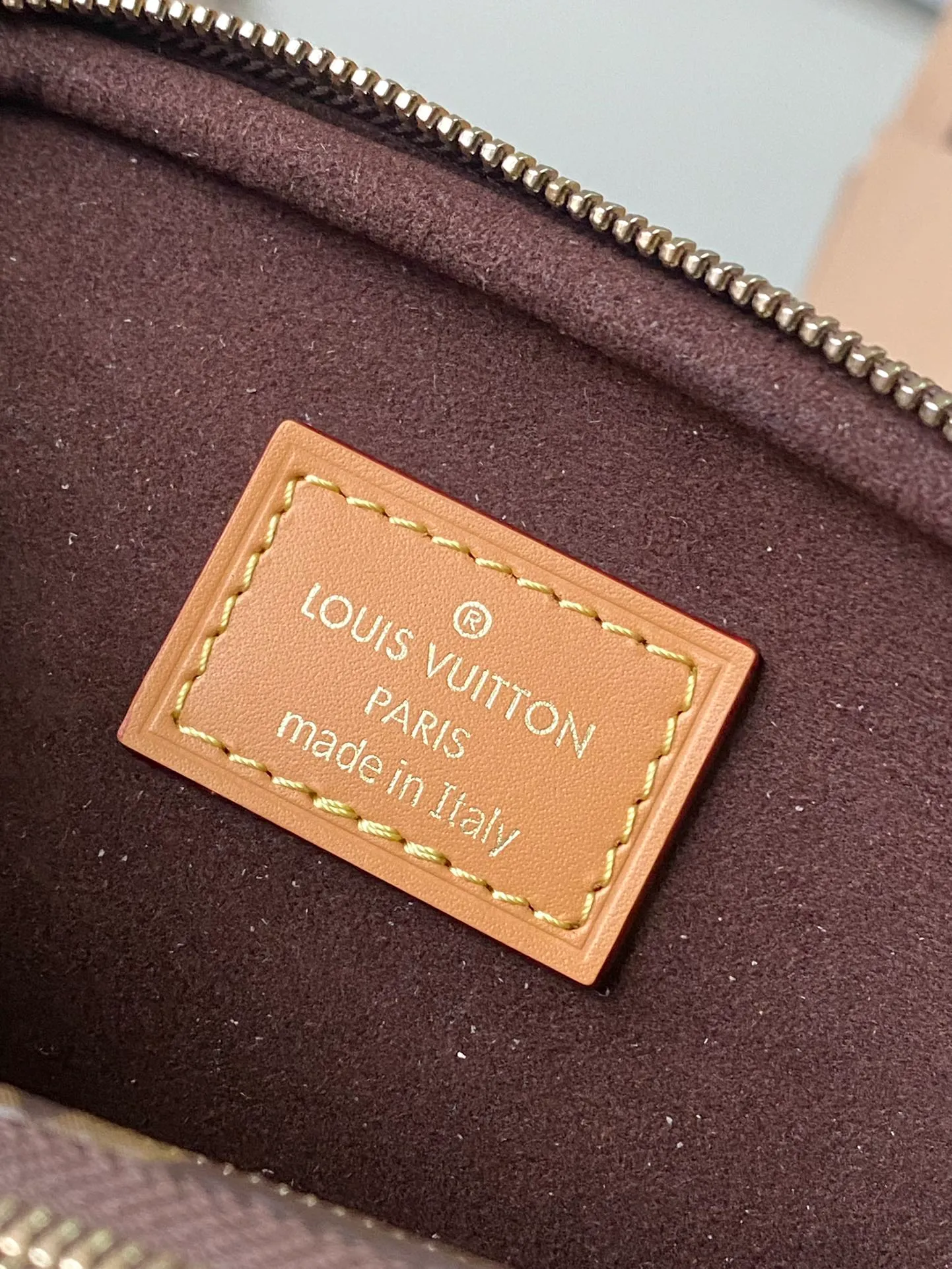 💰760 Top original order M82335 supports counter inspection. The photo taken of duty-free goods is consistent with the product and has not been unpacked. This product is an exclusive duty-free product in the market and is the highest-end product. Inspection is supported. This product has passed strict inspection and is flawless. Please wear gloves when touching the product. This product is not returnable or exchangeable. Please confirm the product first and then remove the label on the handle. This product is temporarily not open to the public, only regular customers, and is in short supply. Dimensions: 17 x 12 x 9.5cm