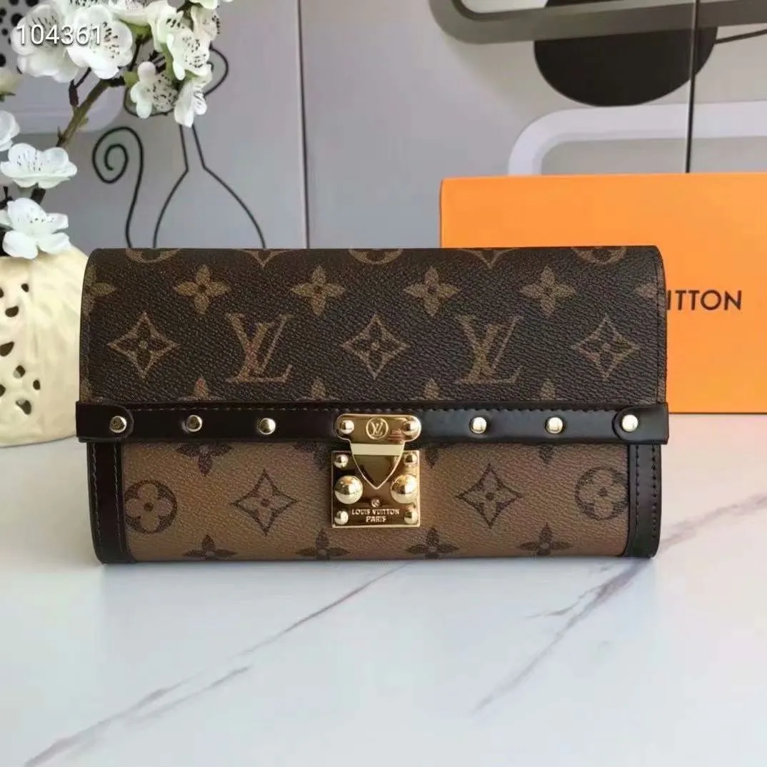 P160N60535 Material: PVC with cowhide leather Size: 21/10 Crafted from Damier Ebene canvas and decorated with the iconic S lock and rivets, this stylish Venice wallet pays homage to Louis Vuitton’s rich heritage as a luxury luggage manufacturer. Thanks to its spacious and functional interior, this model can also be used as an elegant clutch.