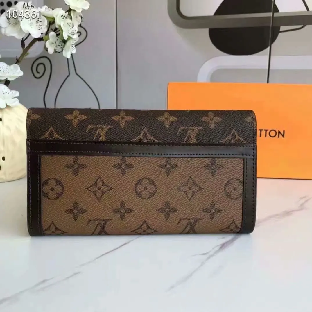 P160N60535 Material: PVC with cowhide leather Size: 21/10 Crafted from Damier Ebene canvas and decorated with the iconic S lock and rivets, this stylish Venice wallet pays homage to Louis Vuitton’s rich heritage as a luxury luggage manufacturer. Thanks to its spacious and functional interior, this model can also be used as an elegant clutch.